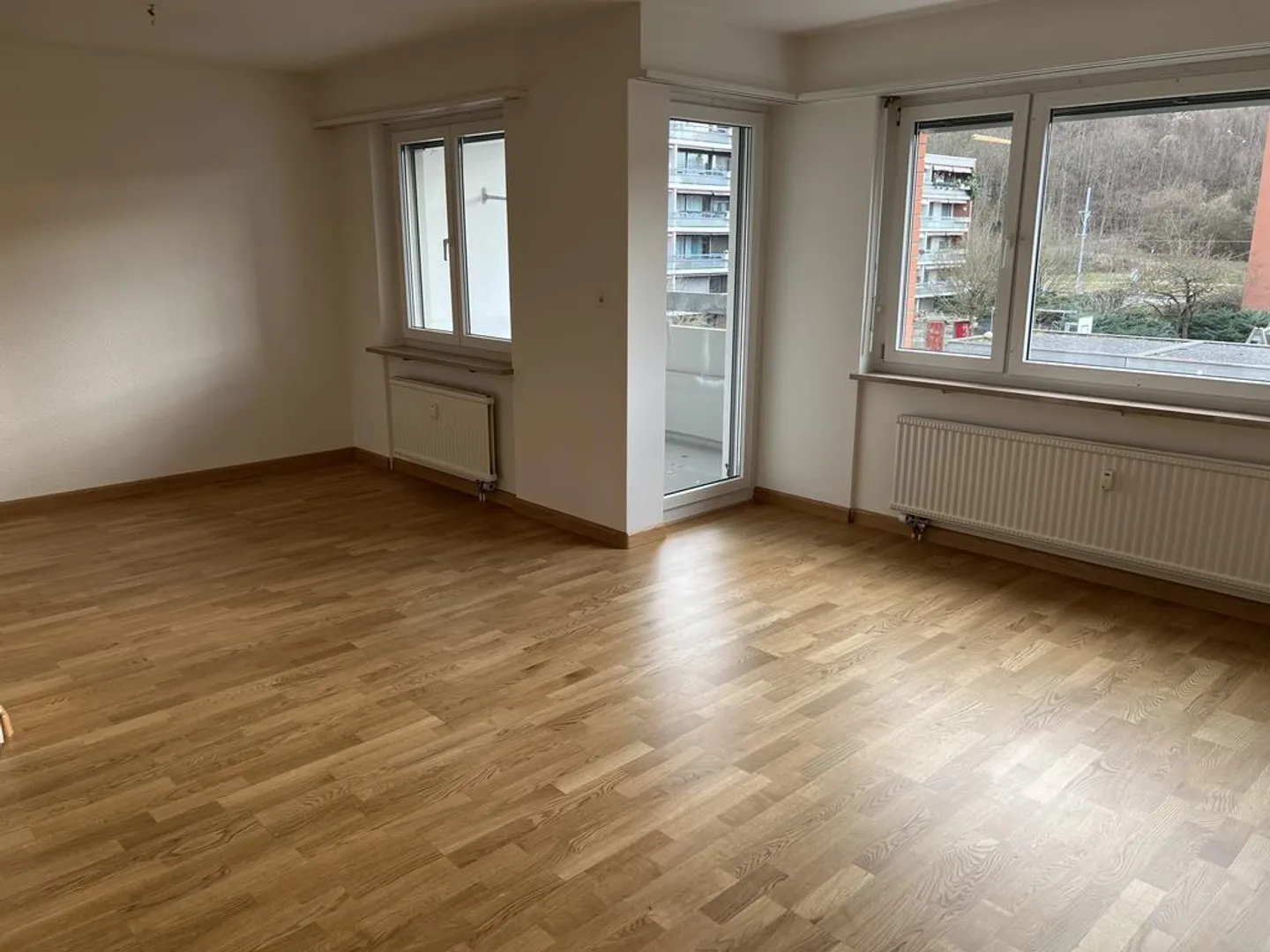Bright 3.5-room apartment with balcony! - Photo 2 of 10