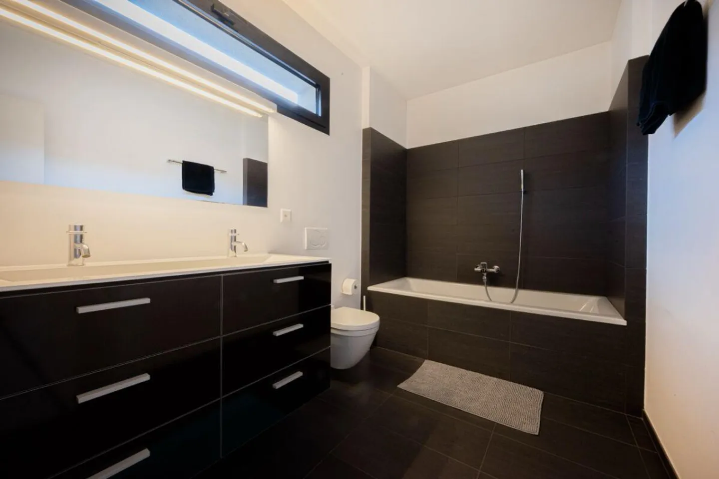 Moderne, helle Villa in einer Wohngegend - Foto 11 von 13