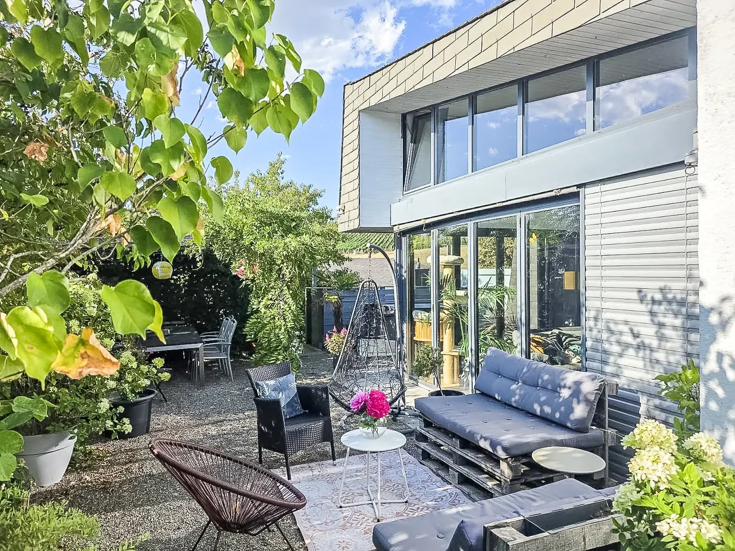 Single-family home with separate entrance in the garden level (ideal for practice, office, etc.) and hobby room - Photo 1 of 15