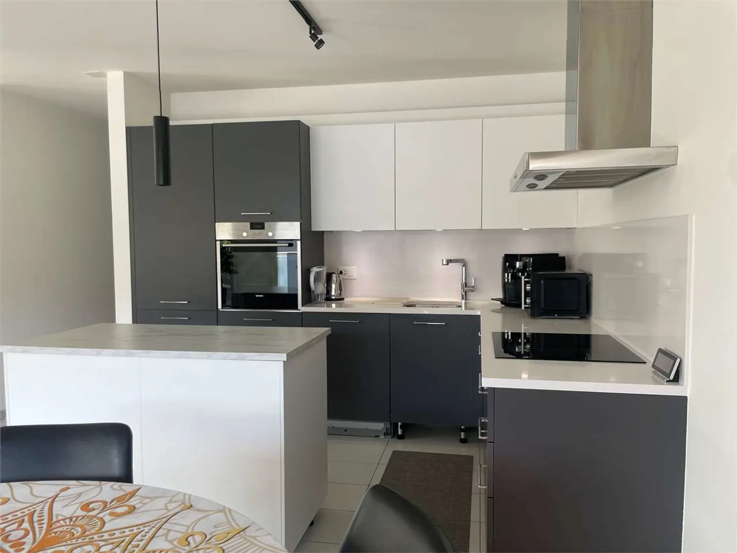 Résidence moderne de grande valeur avec grand espace terrasse et deux salles de bains - Photo 3 sur 9