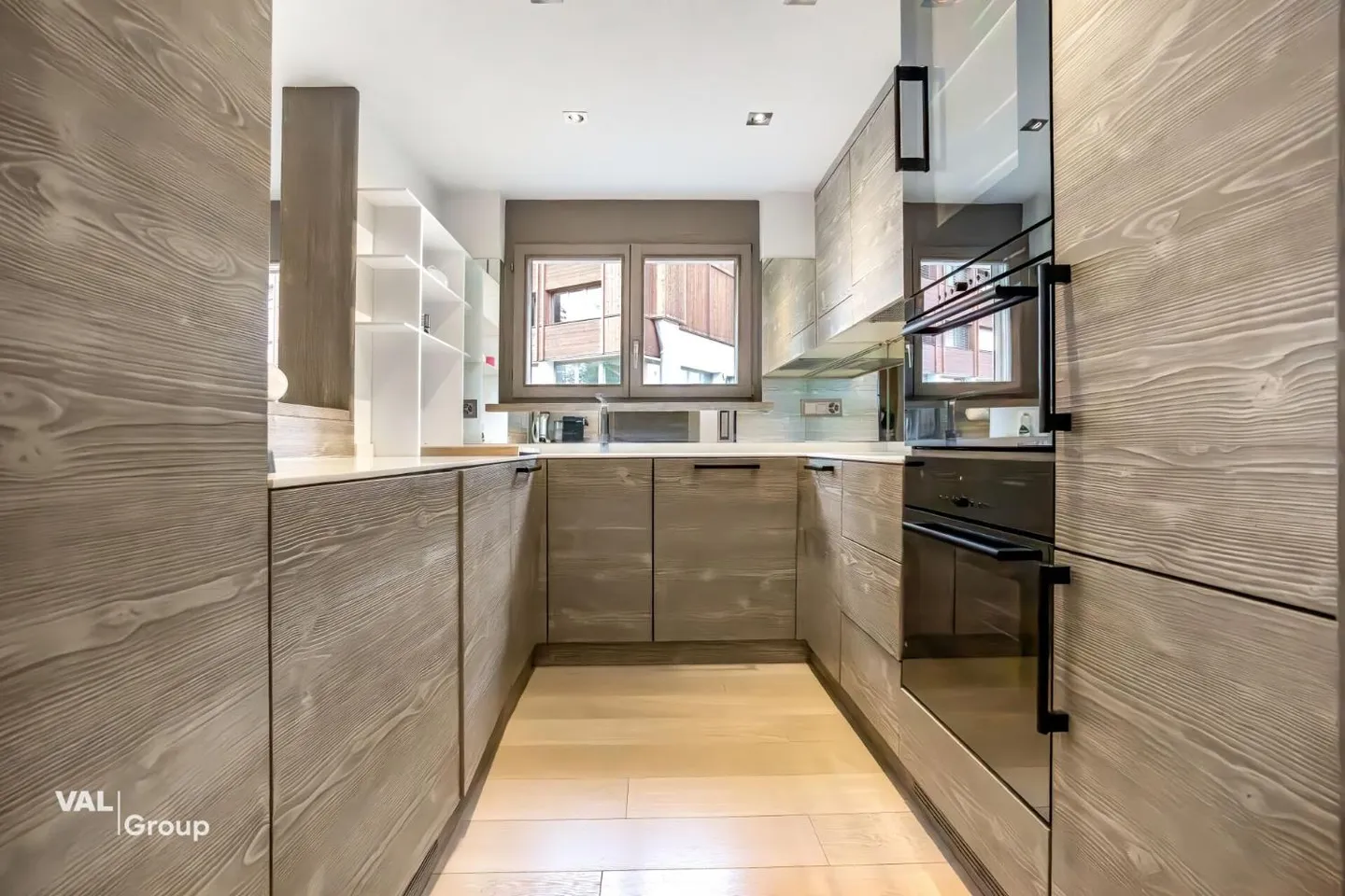 High-end services in this renovated apartment - Photo 4 of 13
