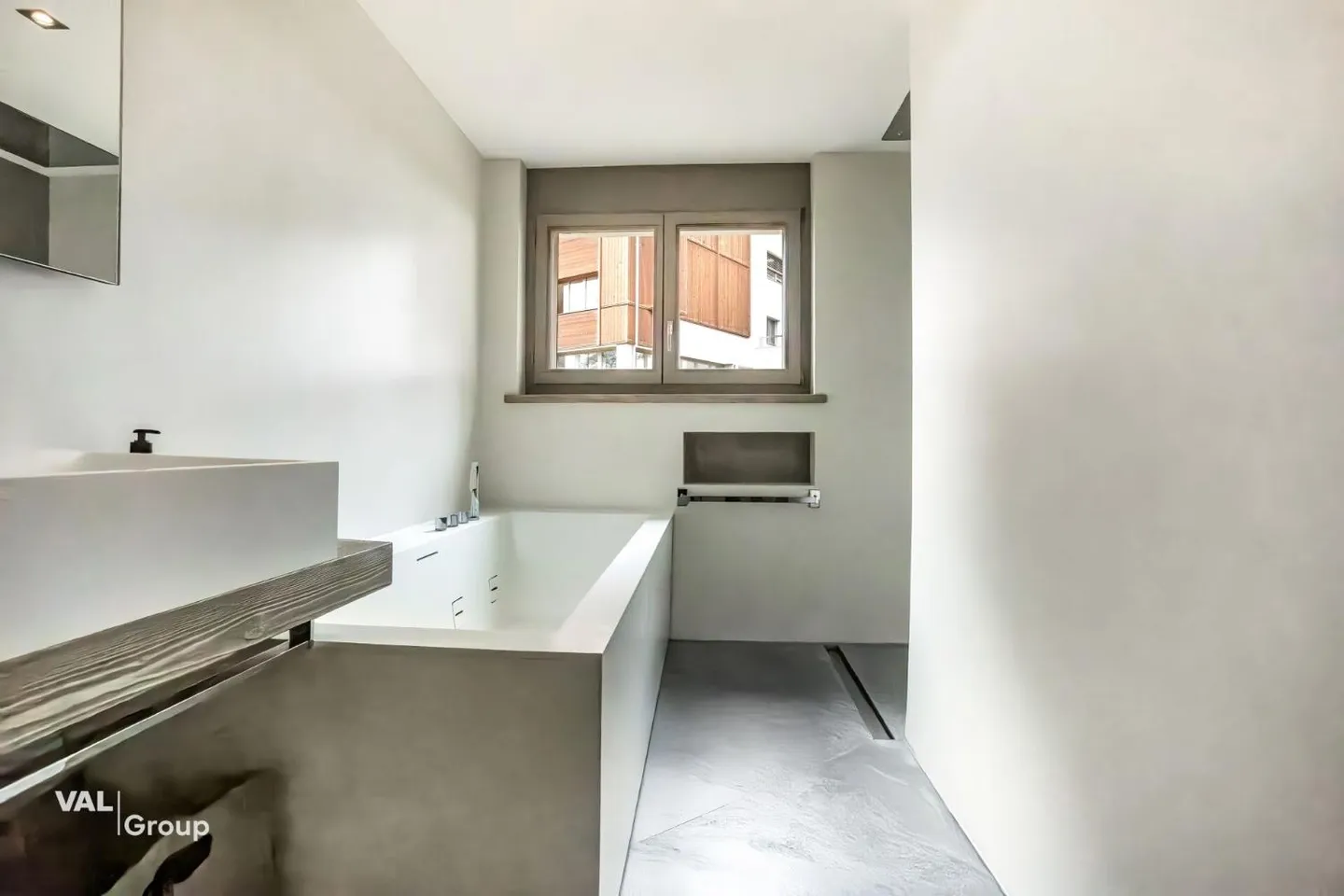 High-end services in this renovated apartment - Photo 8 of 13