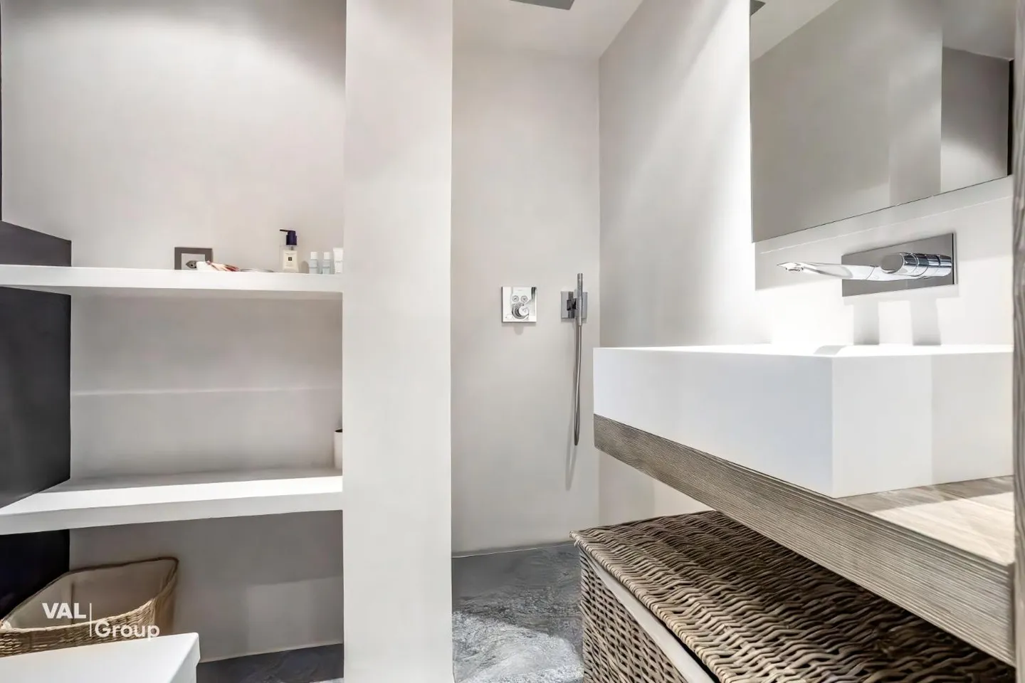 High-end services in this renovated apartment - Photo 9 of 13