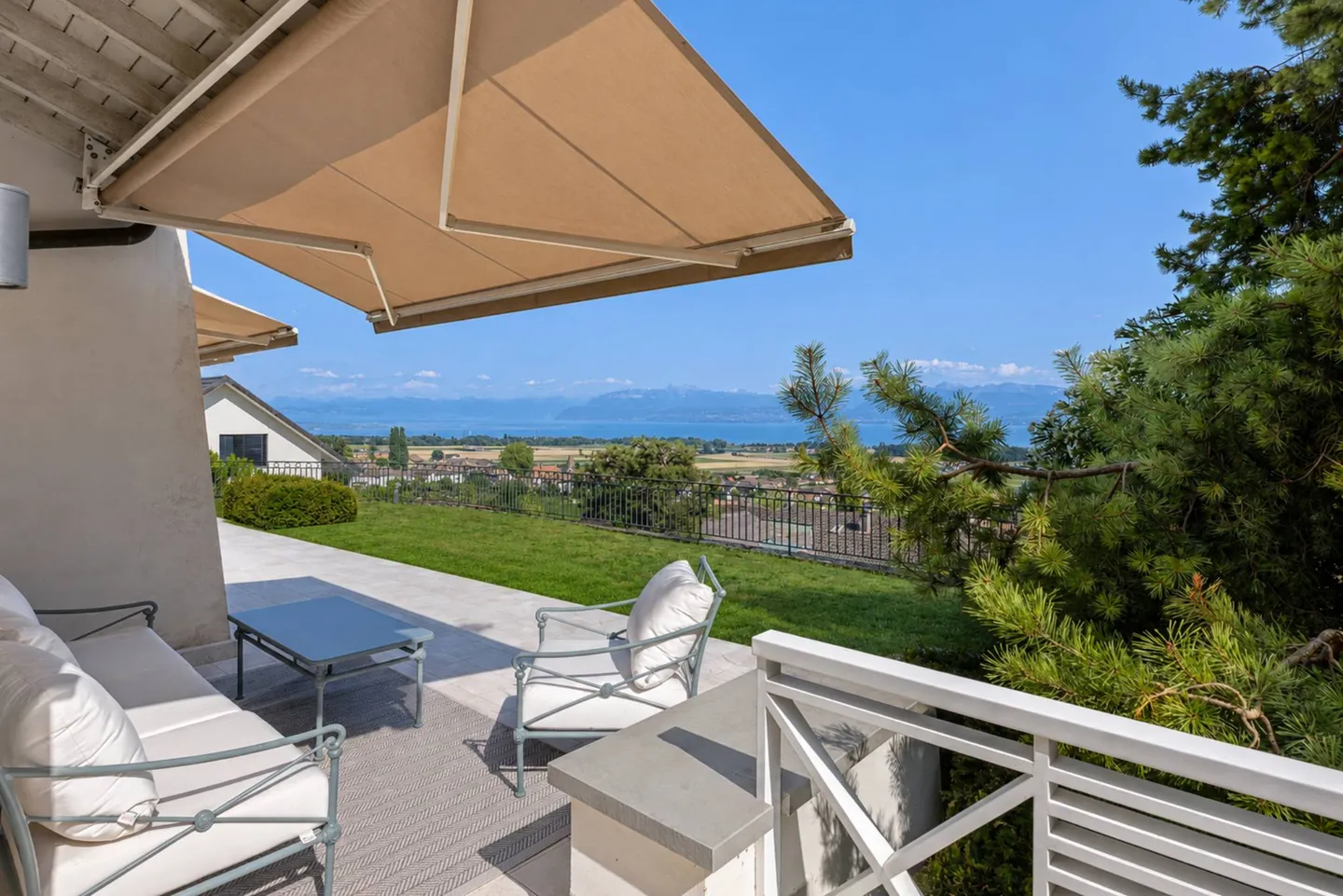 Elegante Villa mit Seeblick - Foto 1 von 13