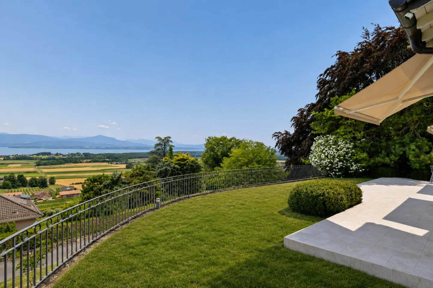 Elegante Villa mit Seeblick - Foto 2 von 13