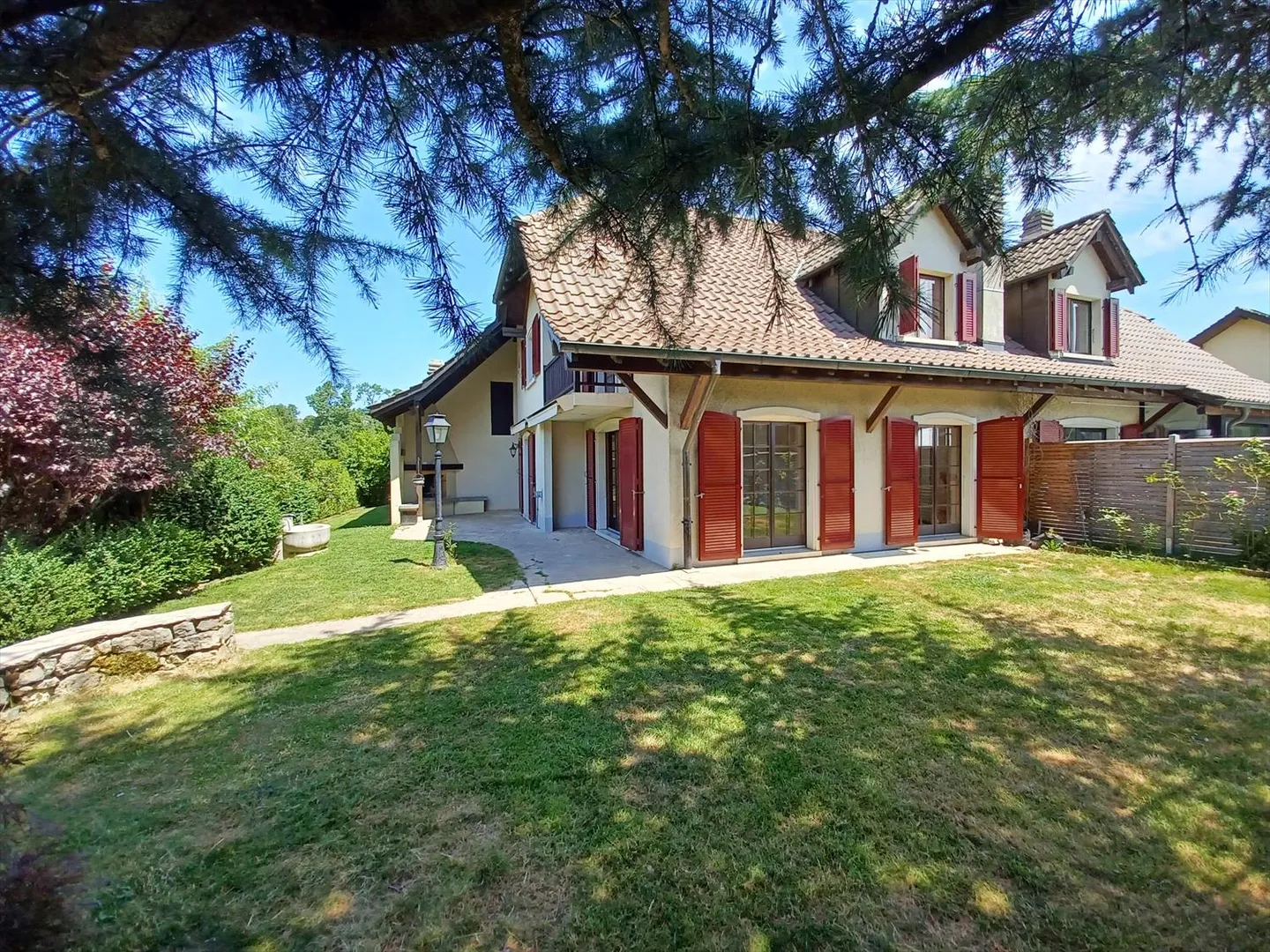 Casa bifamiliare in un'oasi verde - Foto 1 di 11