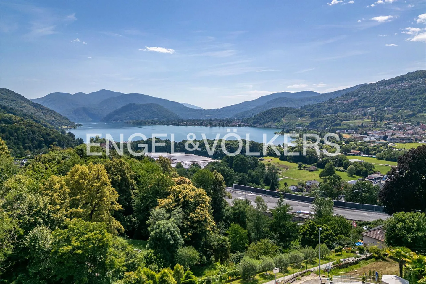 Villa moderne avec vue sur le lac et piscine - Photo 12 sur 13