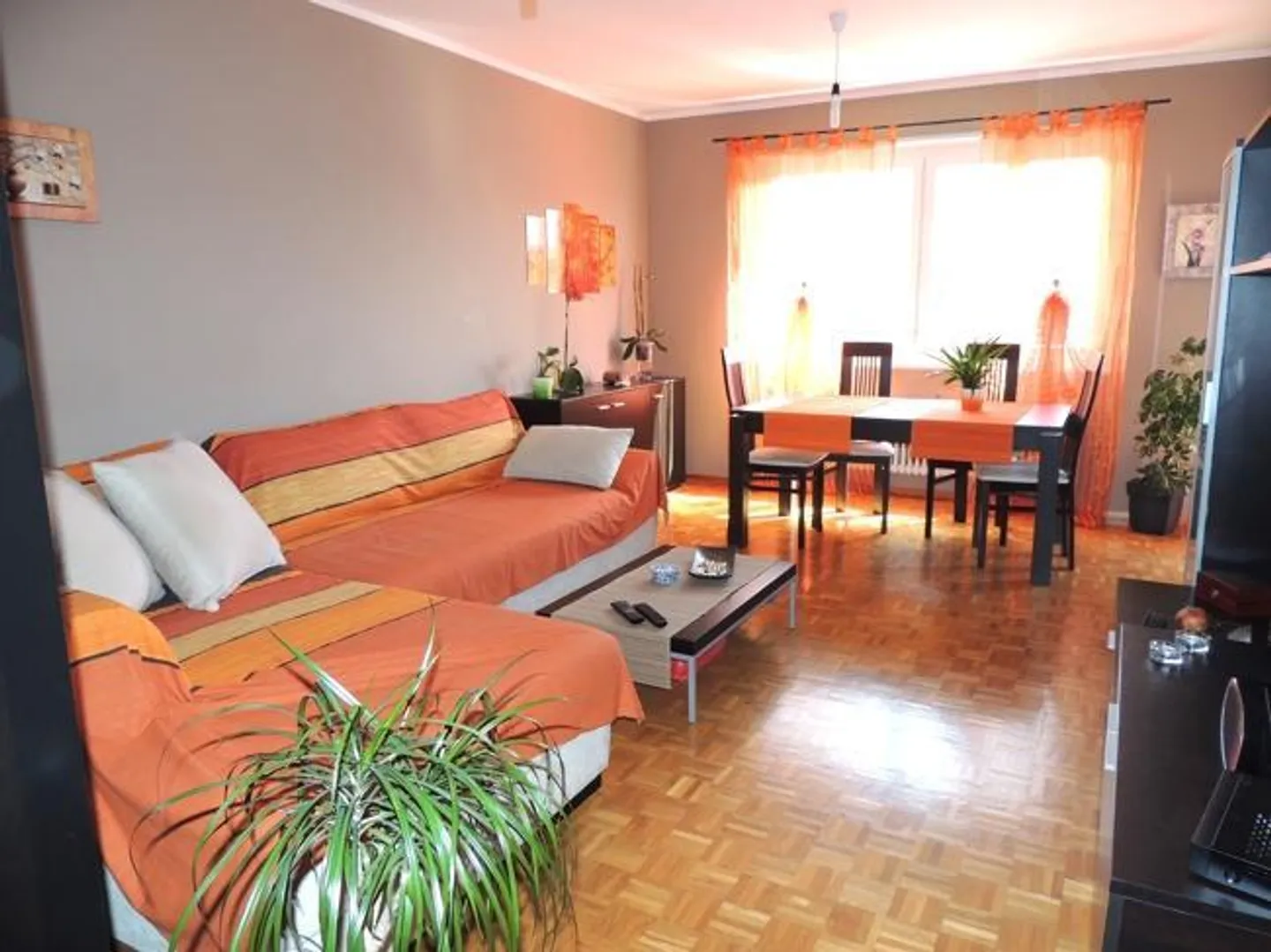 Balerna 4.5 pièces dans un emplacement central ! Appartement familial Bonne situation centrale ! - Photo 2 sur 5