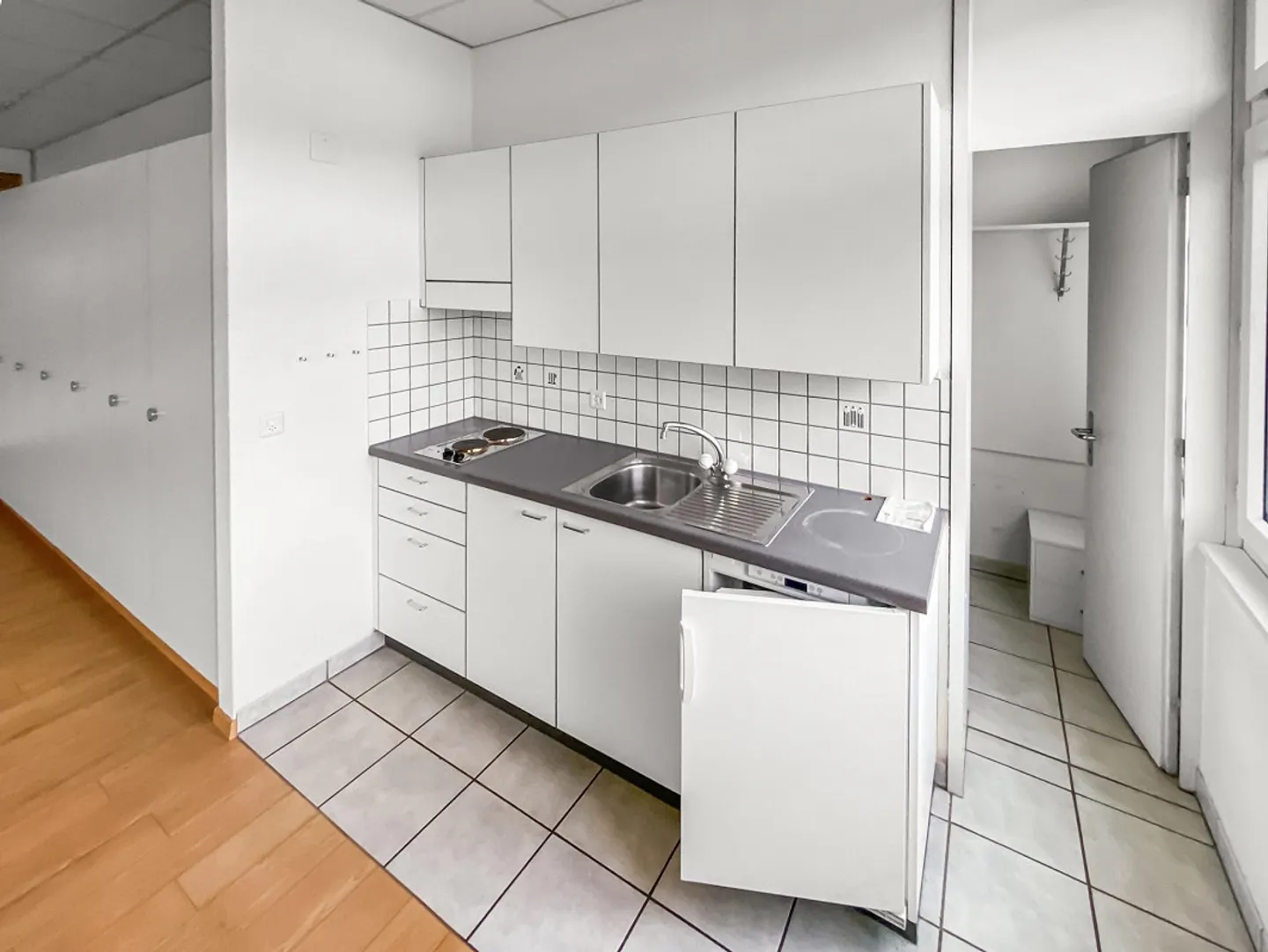Ufficio di 55m2 con cucina e doccia - vicino al Tägipark Wettingen - Foto 3 di 5