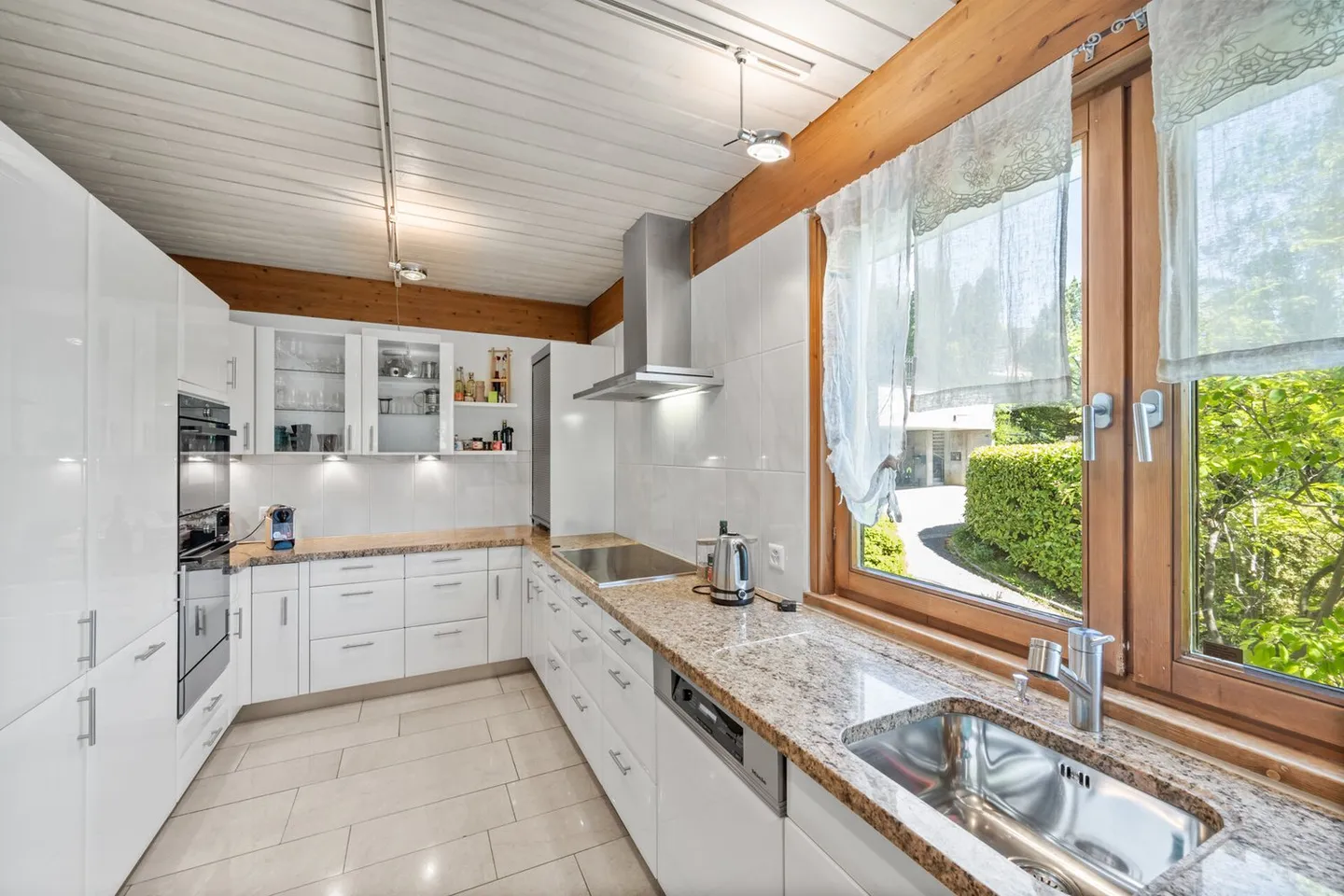 Idyllic and exclusive: Detached house in the green with unobstructed views - Photo 6 of 13