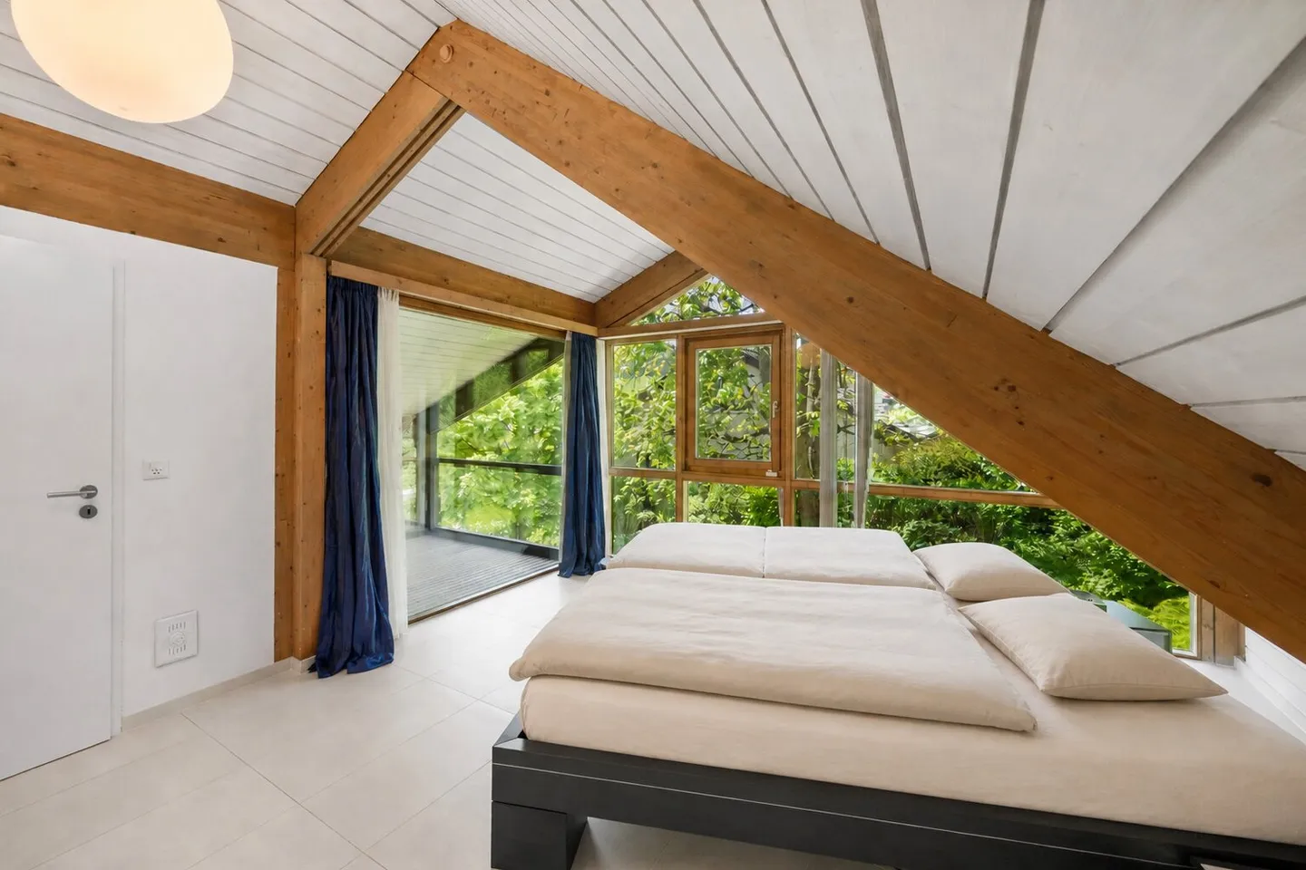 Idyllic and exclusive: Detached house in the green with unobstructed views - Photo 9 of 13