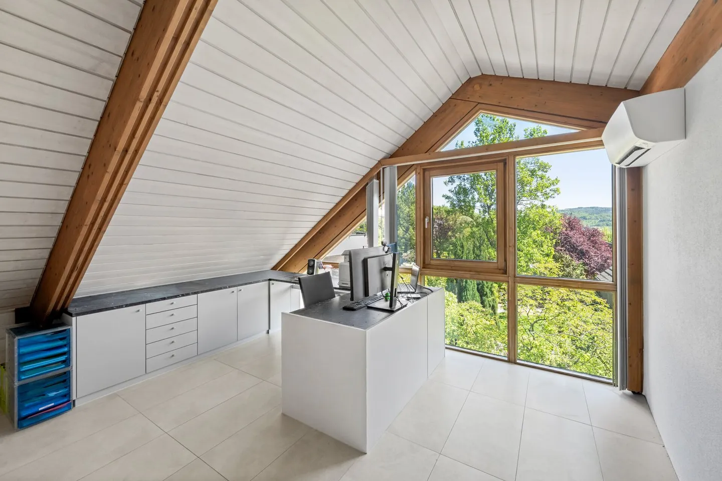 Idyllic and exclusive: Detached house in the green with unobstructed views - Photo 10 of 13