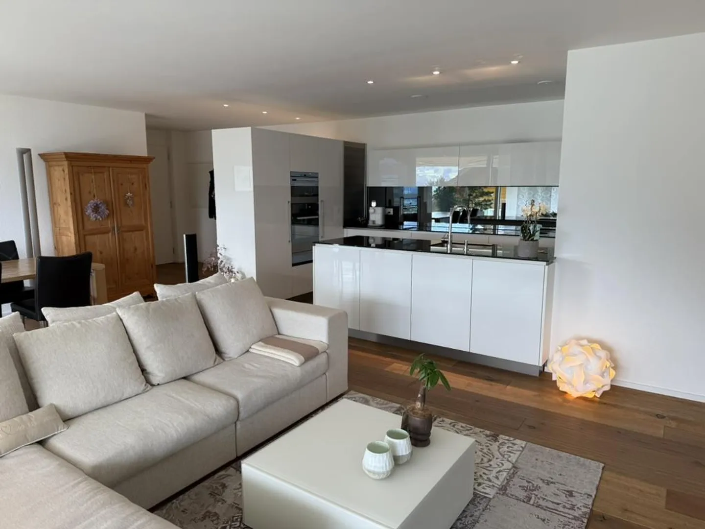 Light-flooded terrace apartment with lake view - Photo 6 of 15