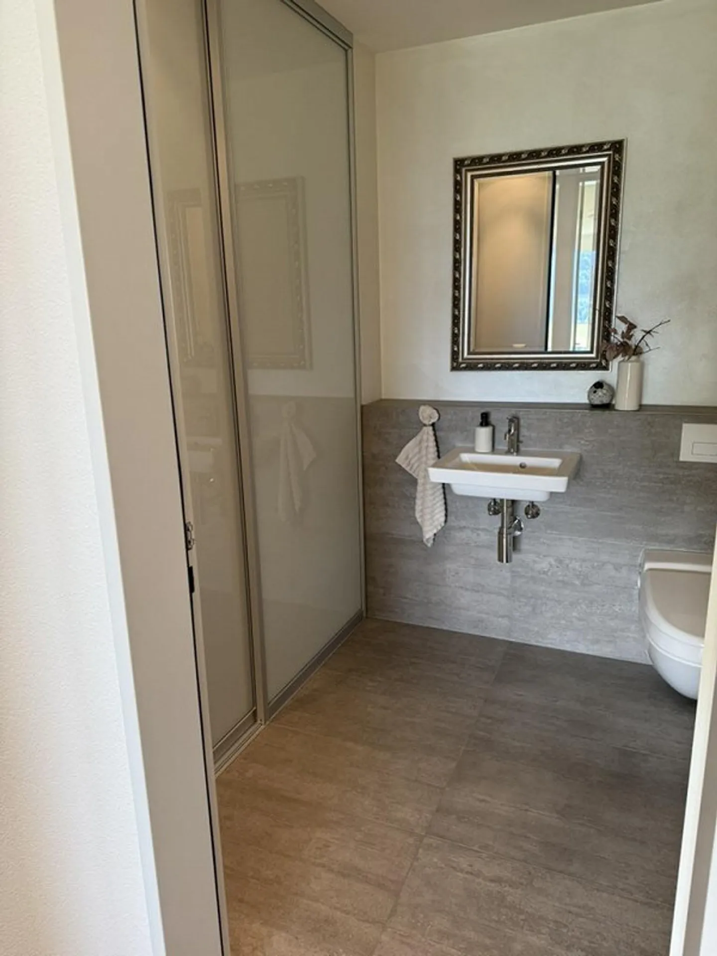 Light-flooded terrace apartment with lake view - Photo 12 of 15
