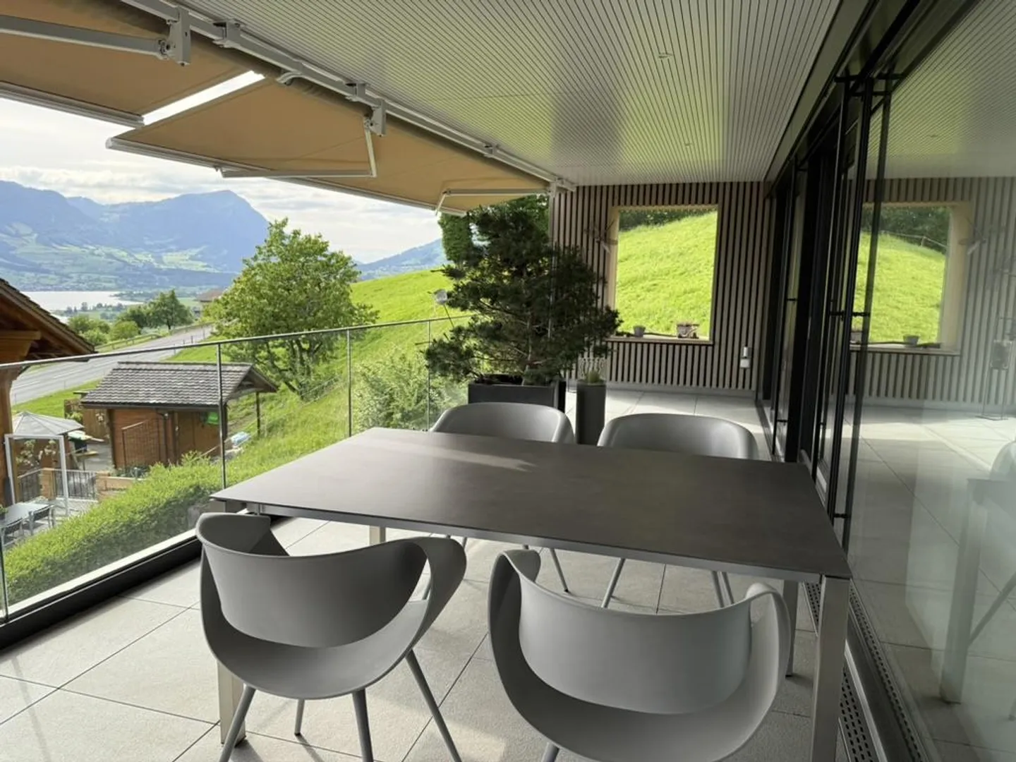 Light-flooded terrace apartment with lake view - Photo 13 of 15