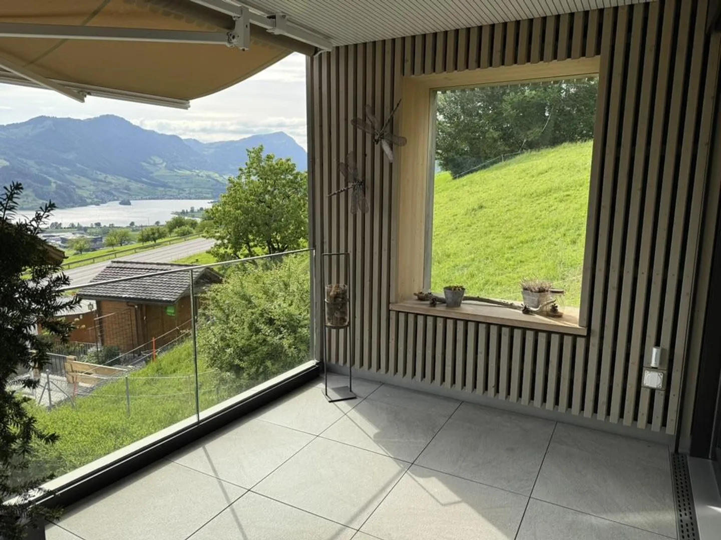 Light-flooded terrace apartment with lake view - Photo 14 of 15