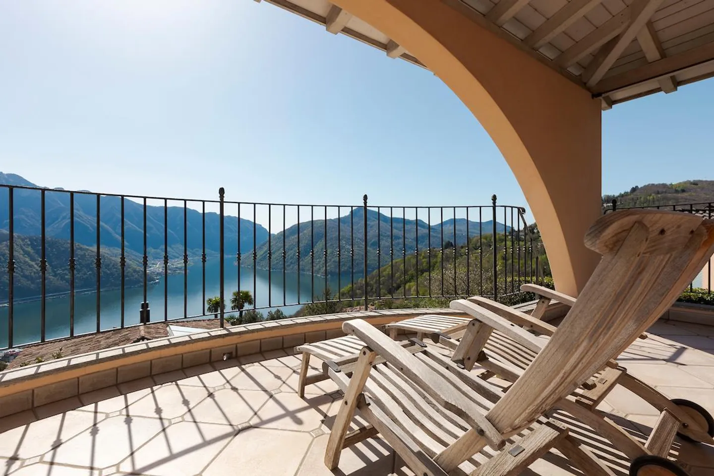 Casa unifamiliare in stile mediterraneo - Villa mediterranea con vista incredibile sul lago - Foto 4 di 10