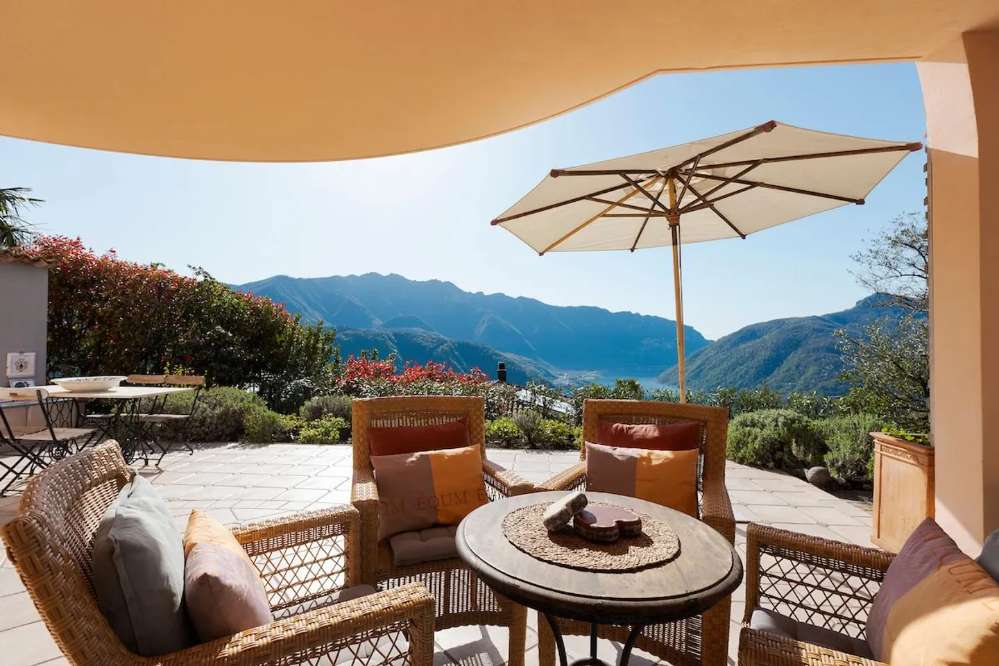 Casa unifamiliare in stile mediterraneo - Villa mediterranea con vista incredibile sul lago - Foto 1 di 10