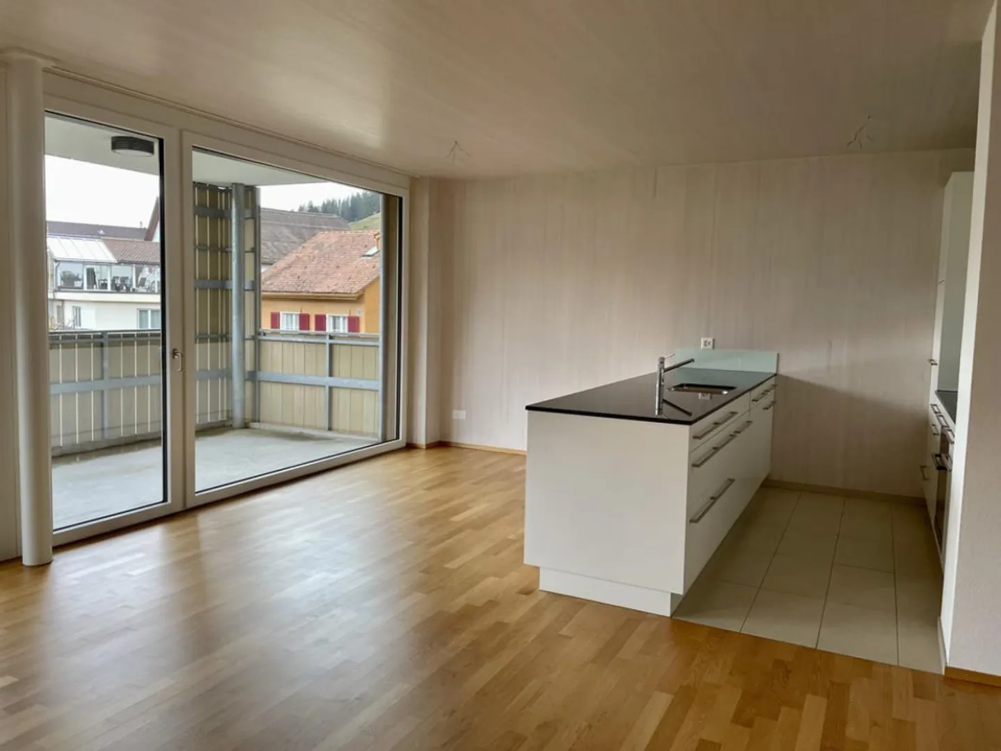 Luminoso, soleggiato, al di sopra della linea di nebbia - Foto 3 di 10