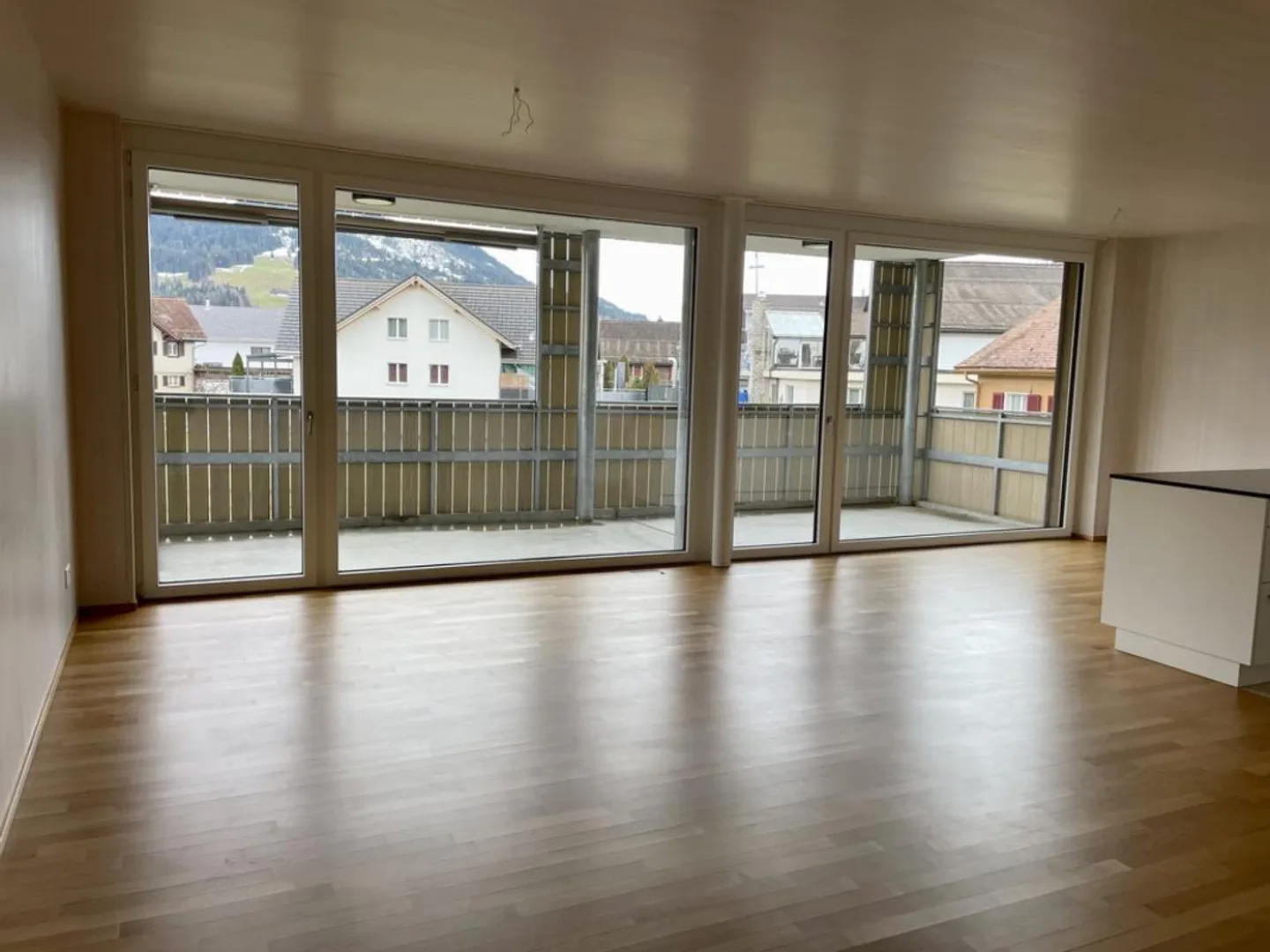 Luminoso, soleggiato, al di sopra della linea di nebbia - Foto 2 di 10