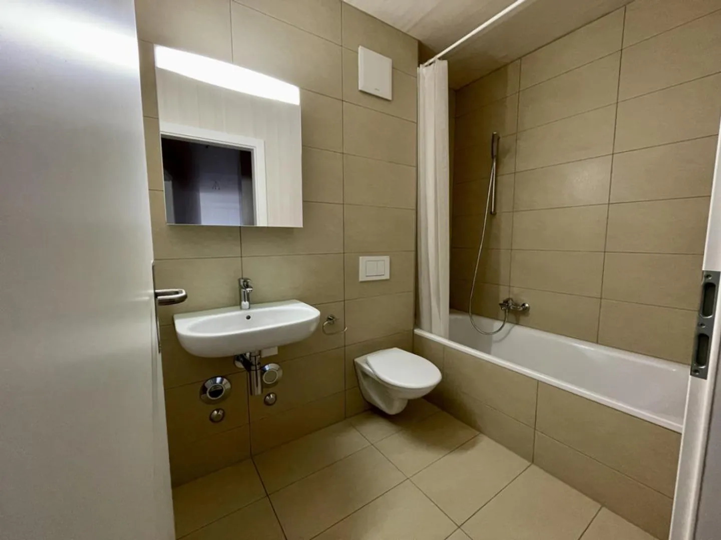 Luminoso, soleggiato, al di sopra della linea di nebbia - Foto 8 di 10