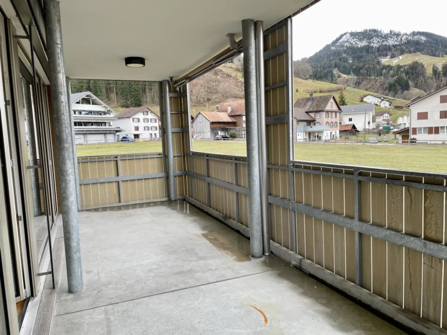 Luminoso, soleggiato, al di sopra della linea di nebbia - Foto 9 di 10