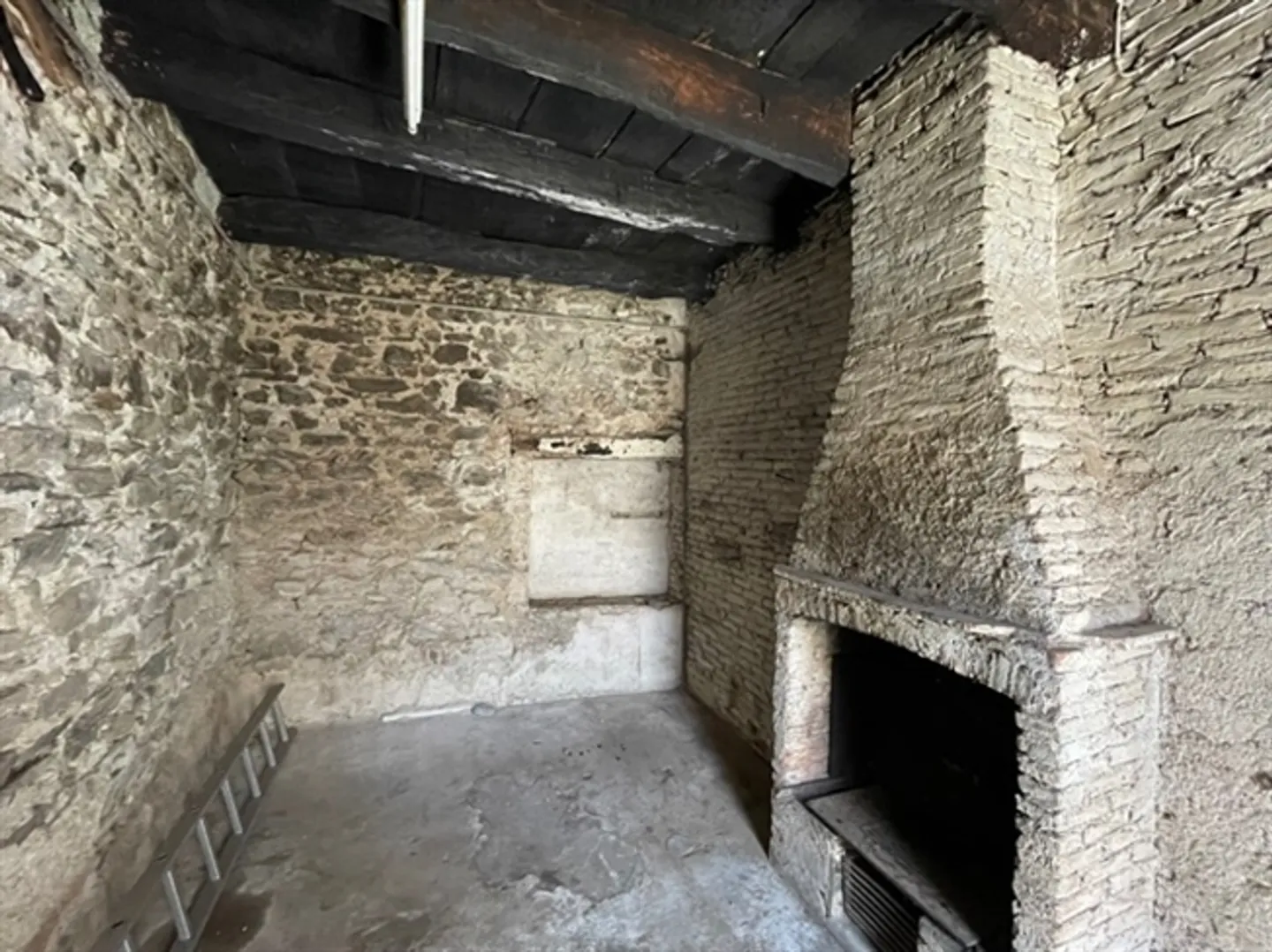 «HISTORISCHES GEBÄUDE / OLD CORE HOUSE» - Foto 11 von 12