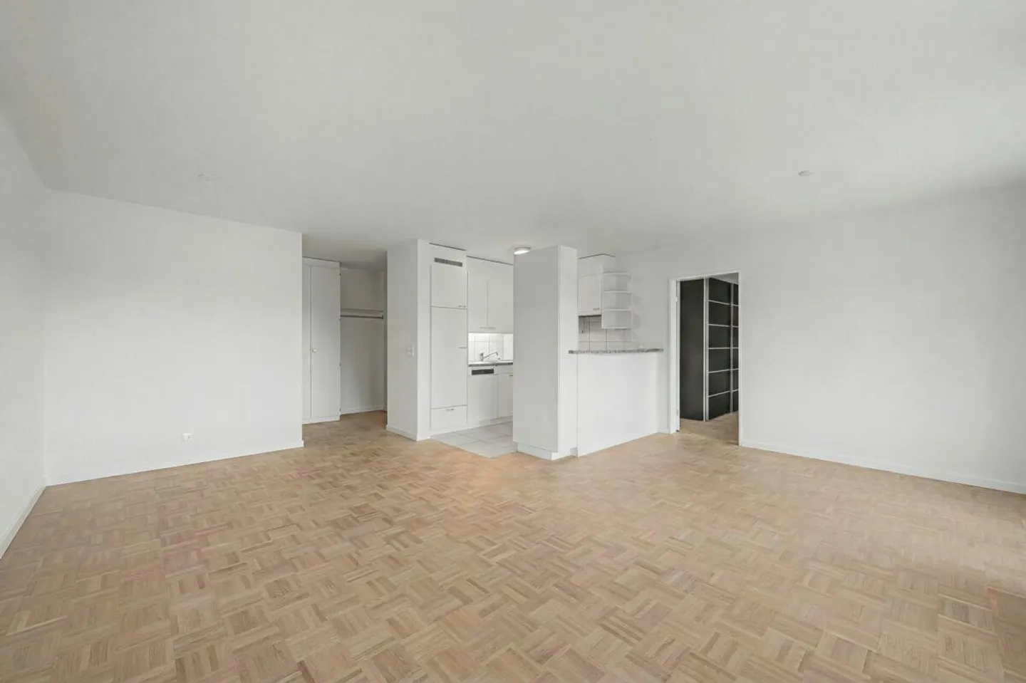 2.5-room apartment in a green environment - Photo 2 of 12