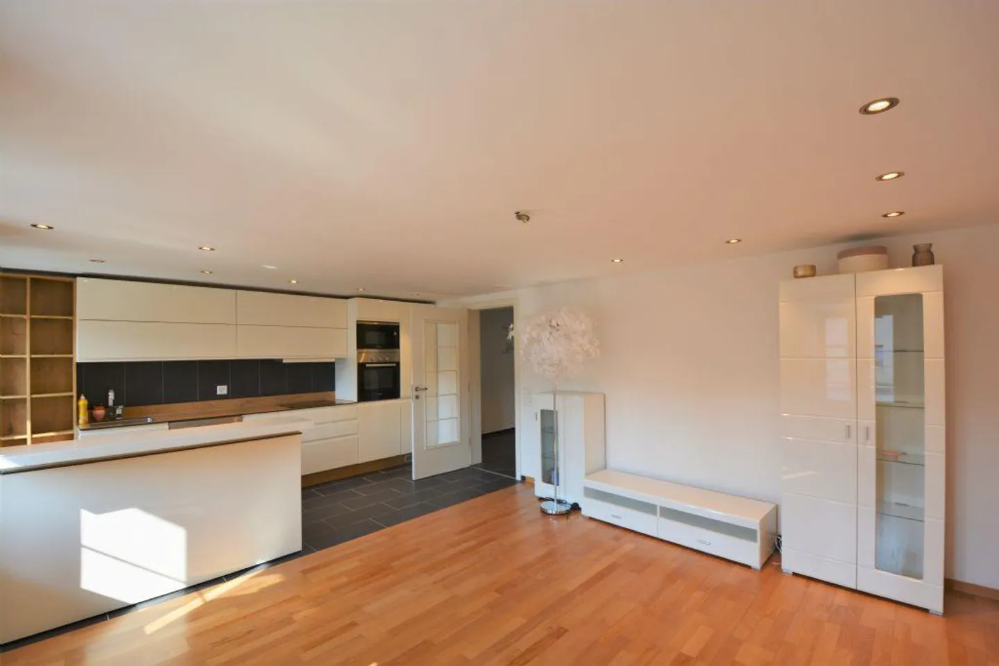 CENTRAL LIVING IN WYNENTAL | AFFORDABLE | SPACIOUS - Photo 4 of 9
