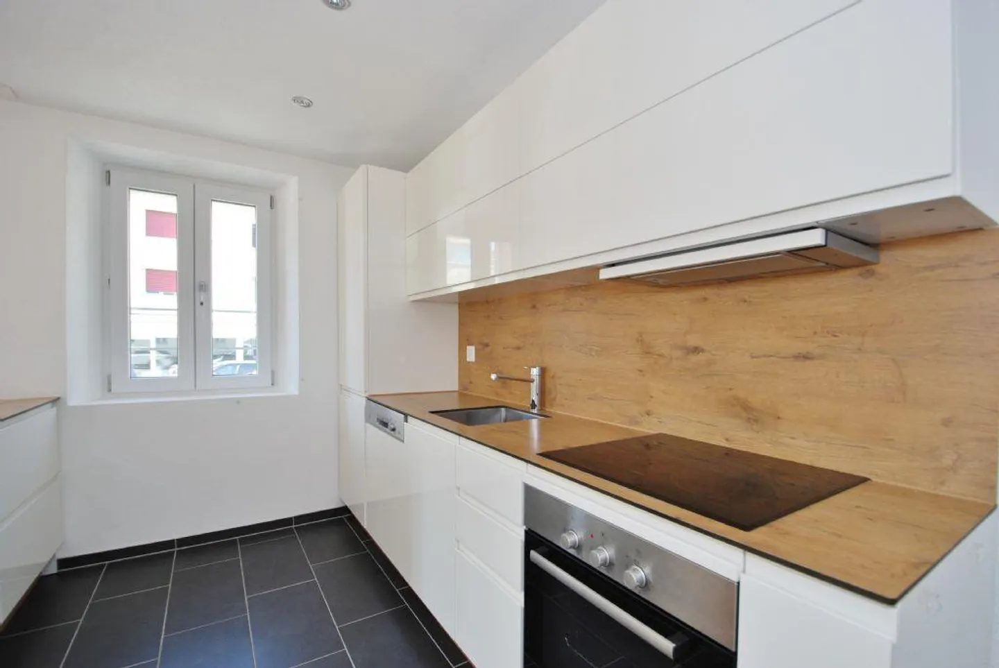CENTRAL LIVING IN WYNENTAL | AFFORDABLE | SPACIOUS - Photo 3 of 9