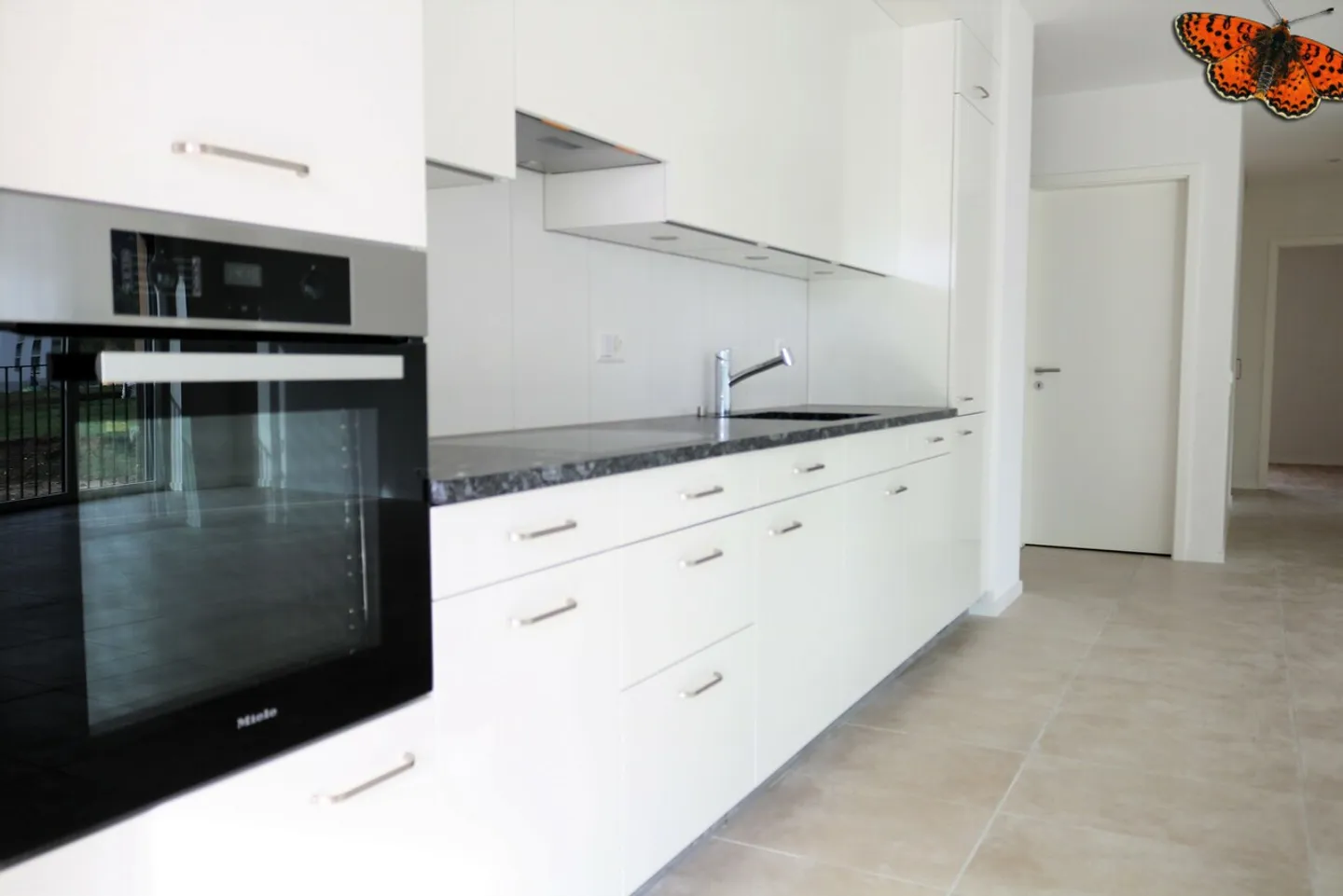Modern Apartment with Balcony - Photo 3 of 18