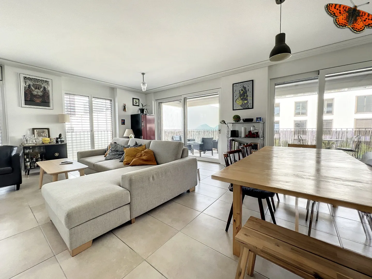 Modern Apartment with Balcony - Photo 4 of 18