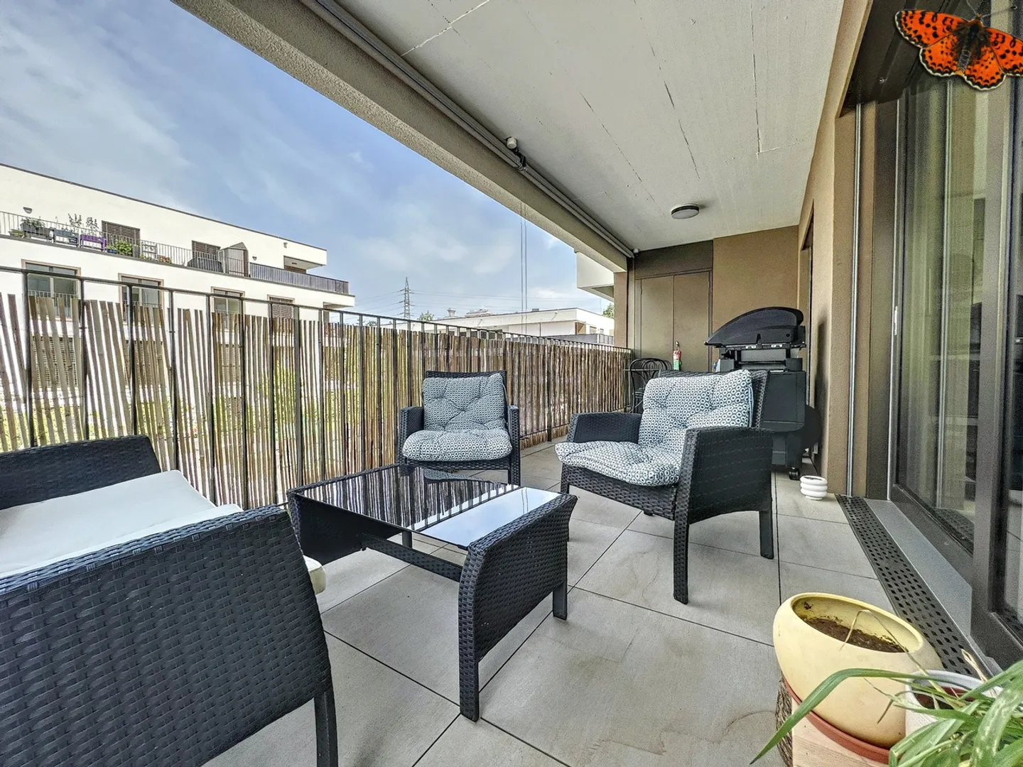 Modern Apartment with Balcony - Photo 2 of 18