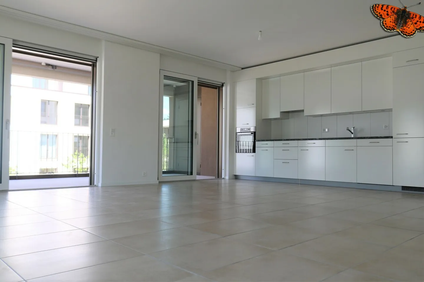 Modern Apartment with Balcony - Photo 7 of 18