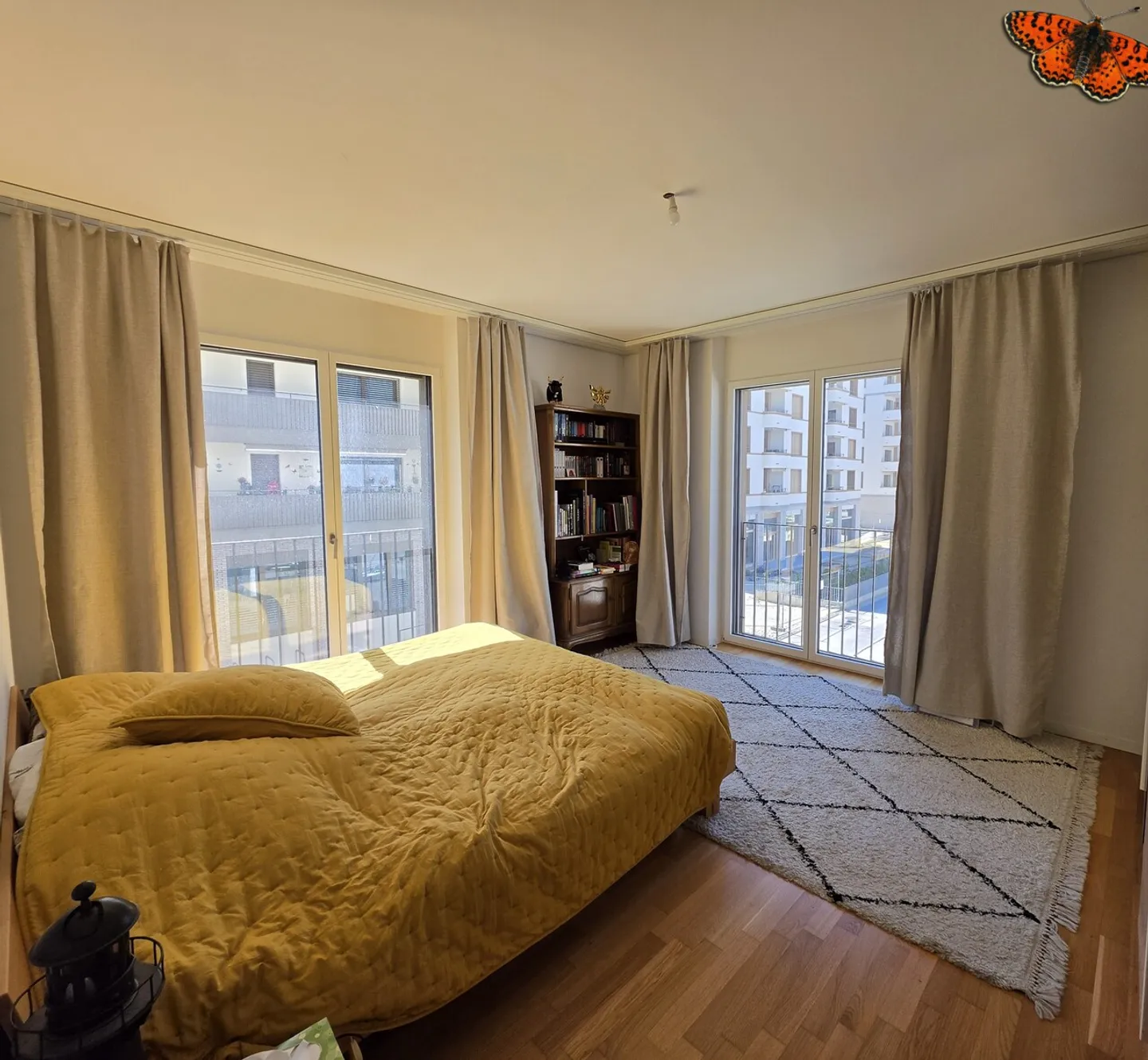 Modern Apartment with Balcony - Photo 8 of 18