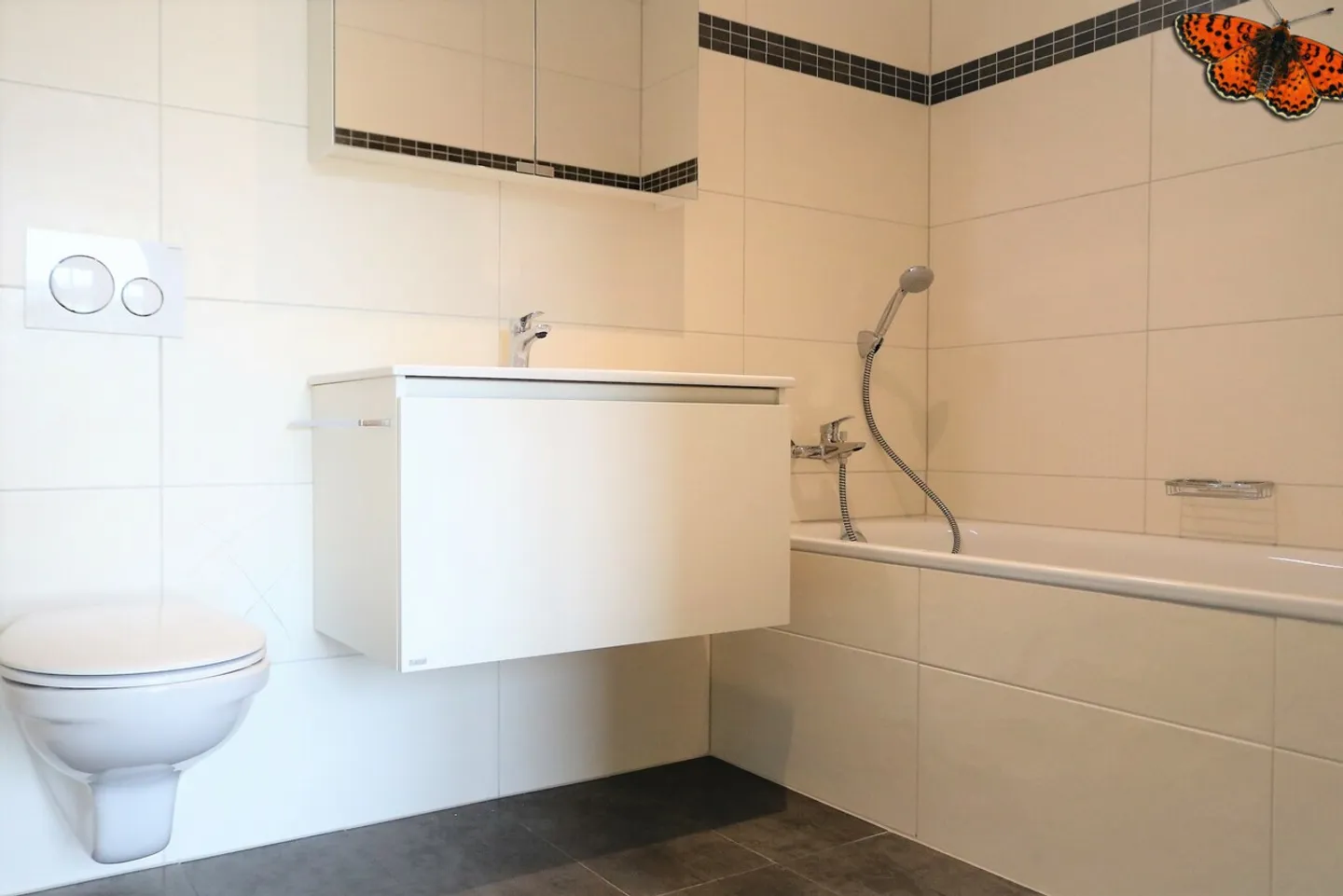 Modern Apartment with Balcony - Photo 9 of 18