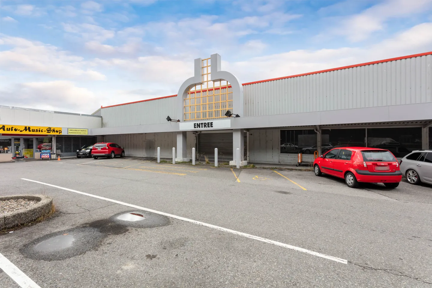 Store/leisure of 799 m2 - Several parking spaces - Height 4.5 m - Photo 2 of 6