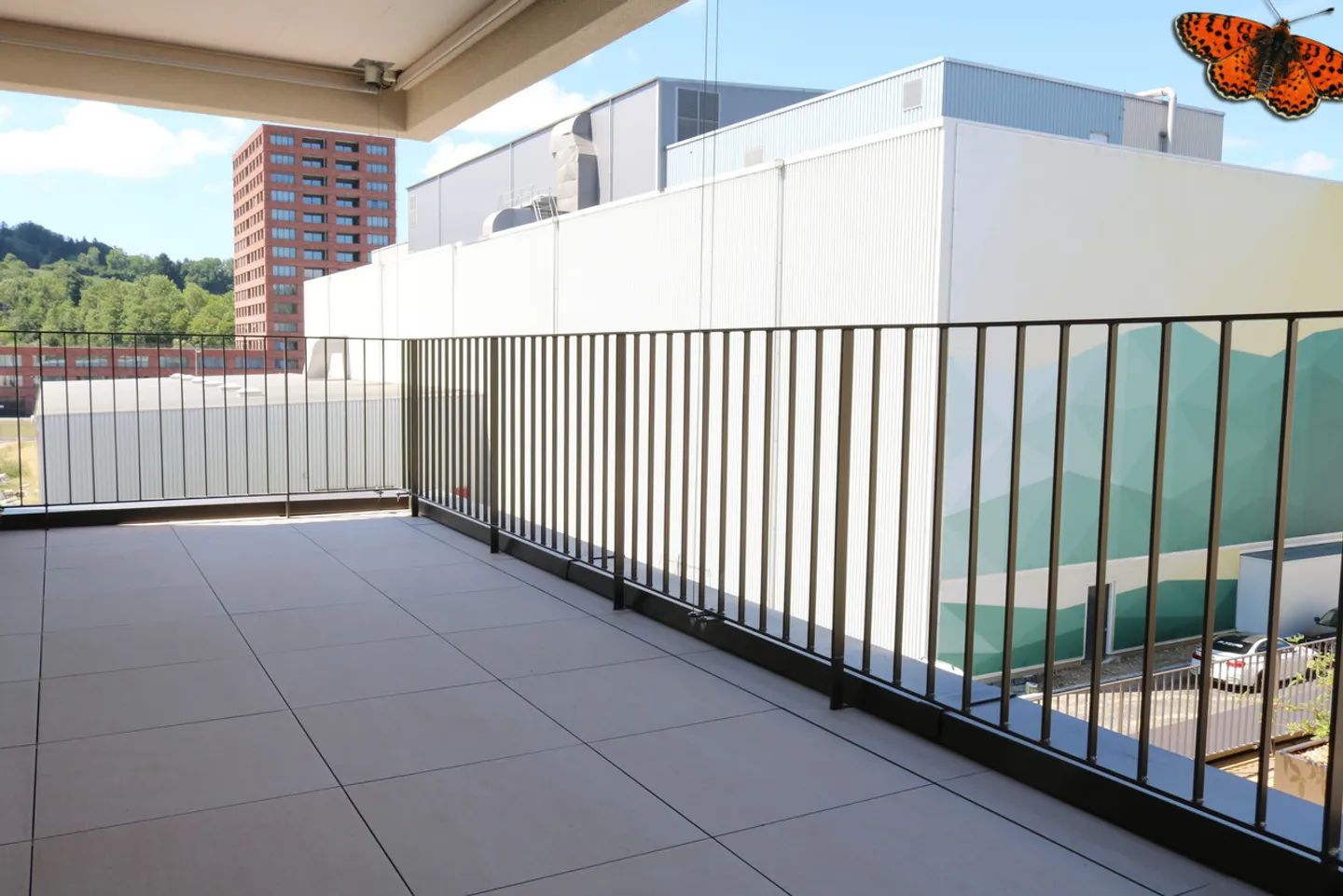 Modern Apartment with Balcony - Photo 11 of 18