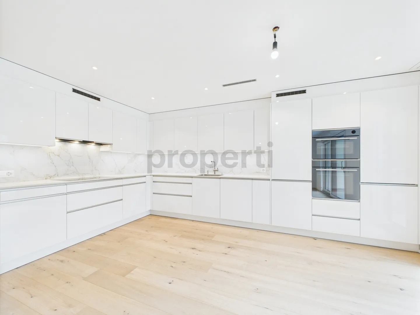 Available immediately | First occupancy 4½-room new apartment directly at the train station - Photo 2 of 13