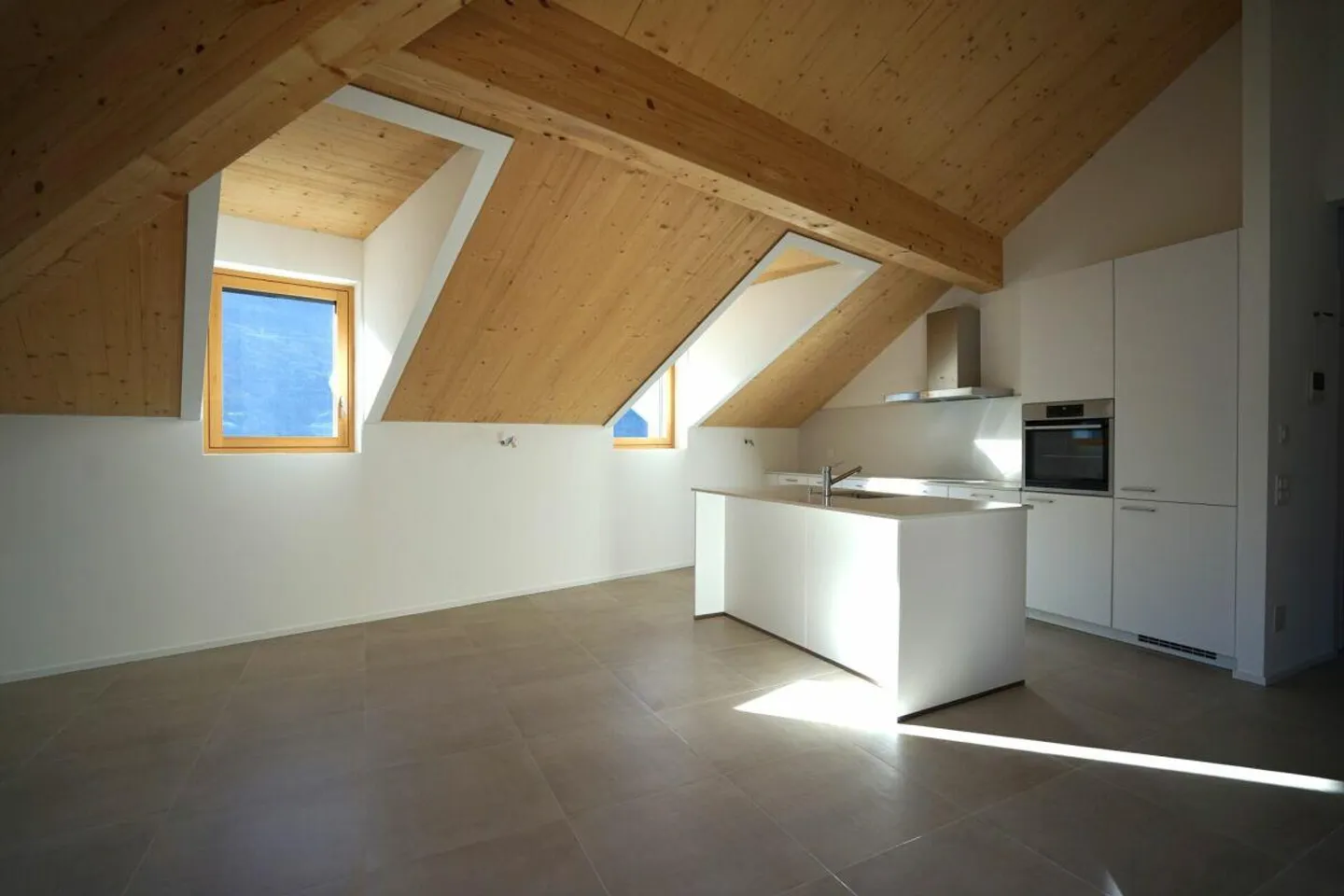 Bel et nouvel appartement en attique avec 3,5 pièces - Photo 2 sur 9