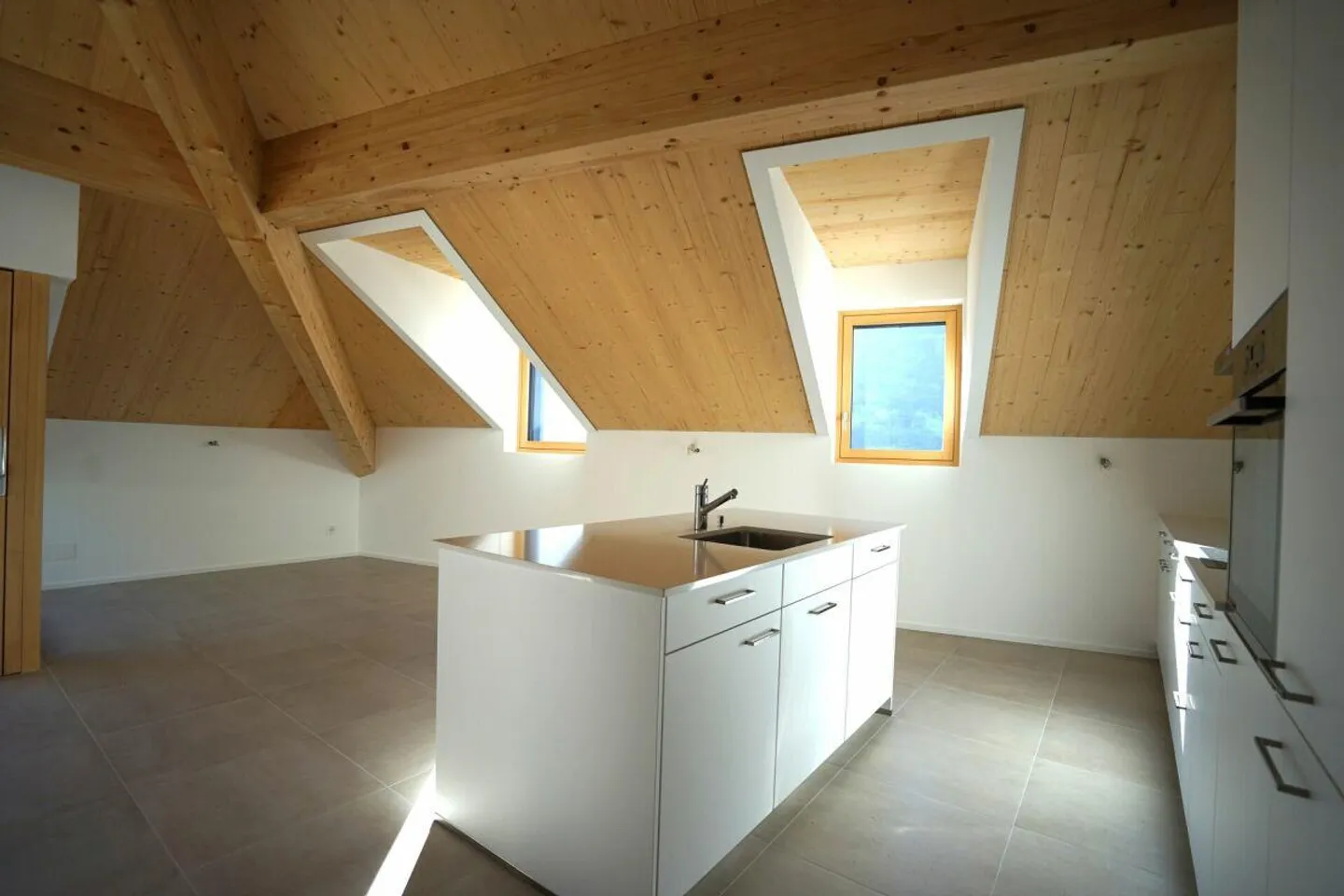 Bel et nouvel appartement en attique avec 3,5 pièces - Photo 1 sur 9