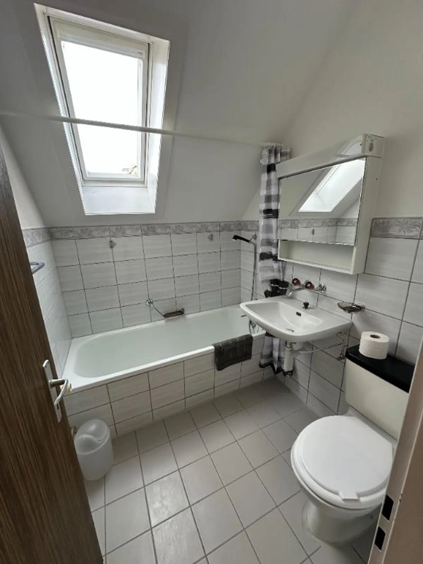 1 Room Furnished Living Object - Photo 4 of 5