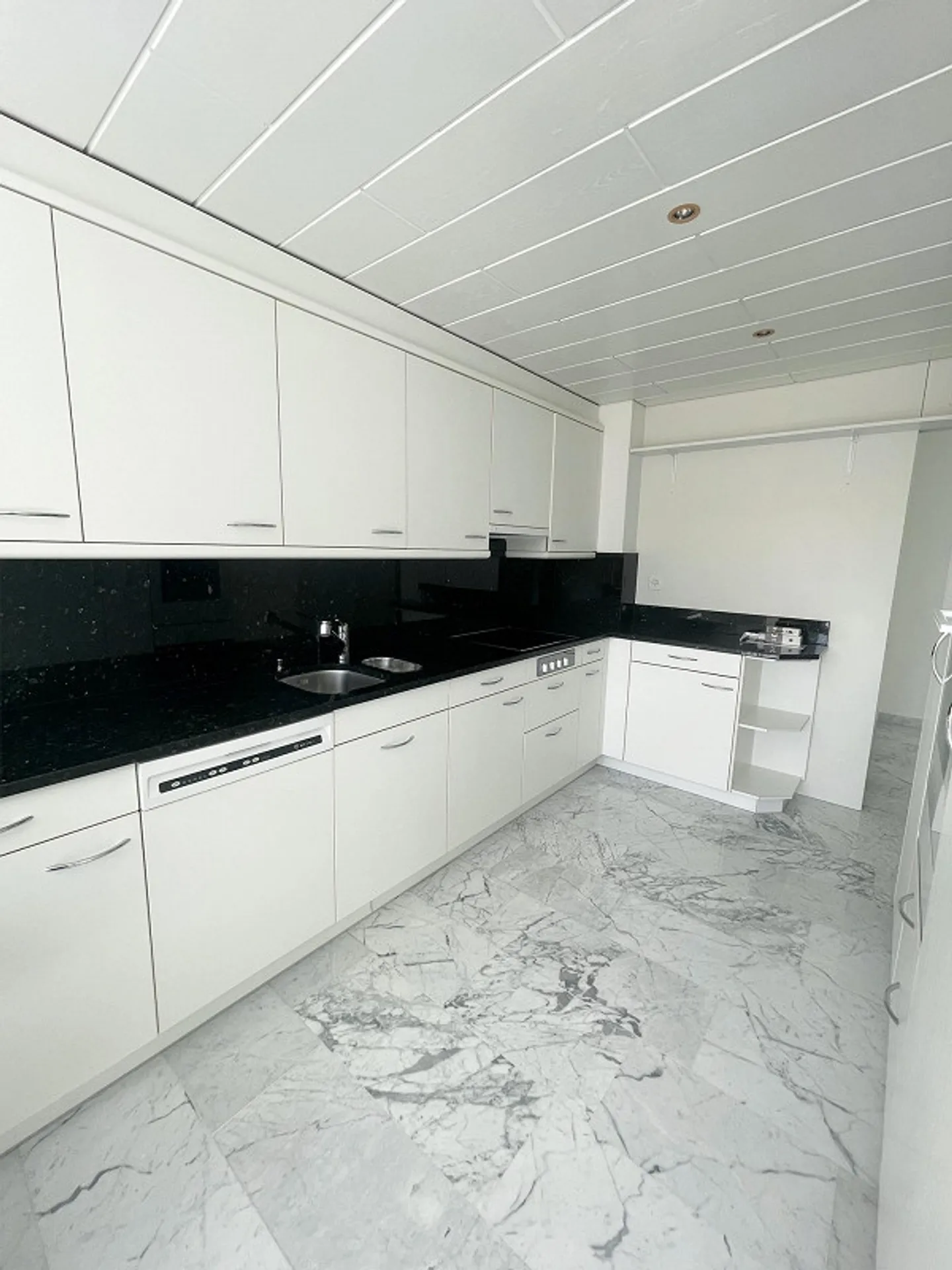 Appartamento ben tenuto di 5,5 stanze con studio e bellissima vista panoramica - Foto 1 di 17