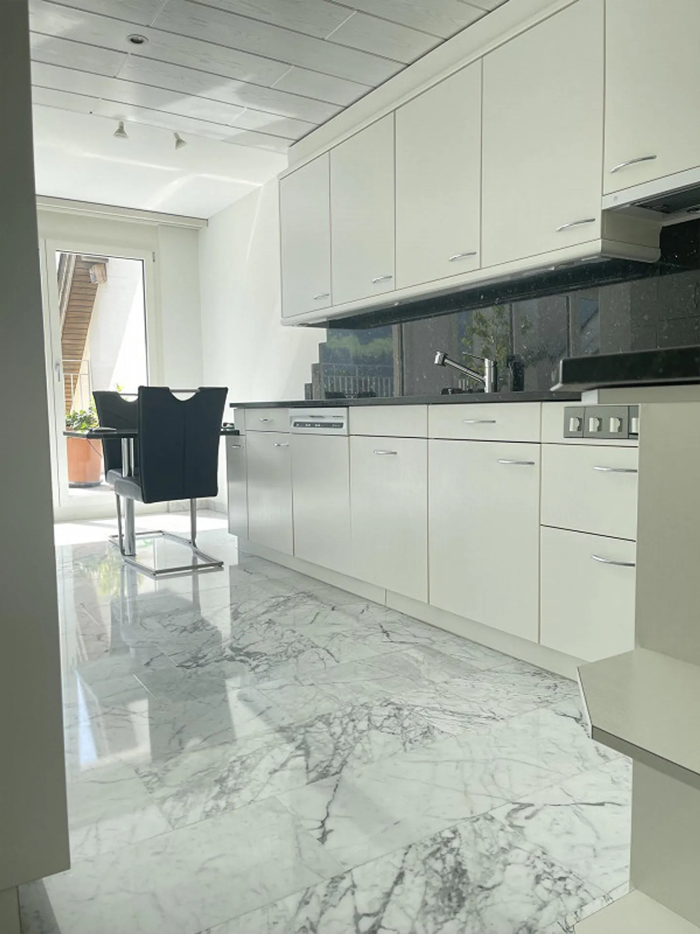 Appartamento ben tenuto di 5,5 stanze con studio e bellissima vista panoramica - Foto 2 di 17