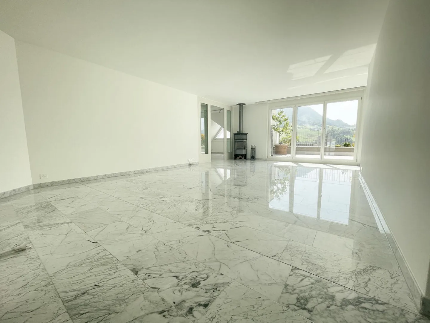 Appartamento ben tenuto di 5,5 stanze con studio e bellissima vista panoramica - Foto 3 di 17