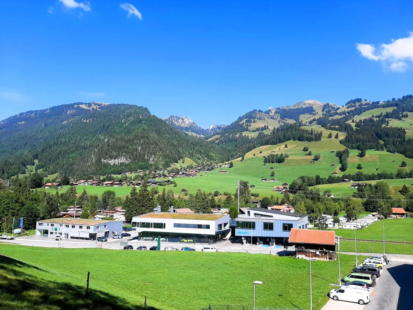 Terreno edificabile parzialmente sviluppato in posizione soleggiata a Zweisimmen BE - Foto 3 di 10