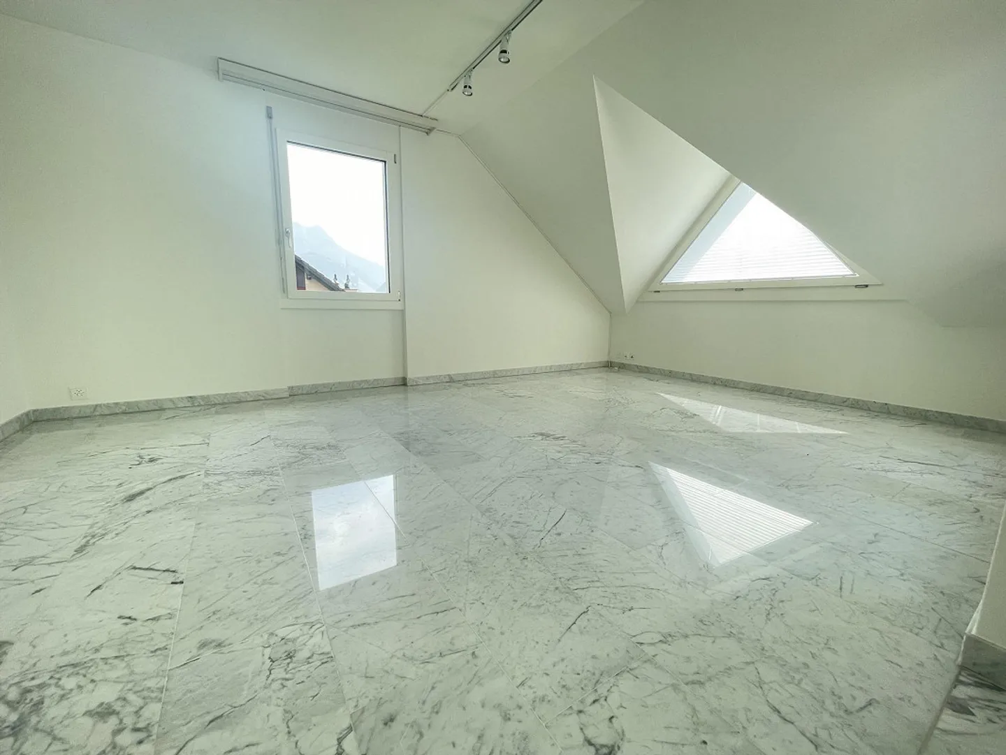 Appartamento ben tenuto di 5,5 stanze con studio e bellissima vista panoramica - Foto 4 di 17
