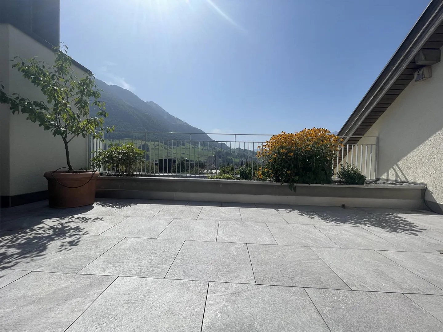 Appartamento ben tenuto di 5,5 stanze con studio e bellissima vista panoramica - Foto 6 di 17