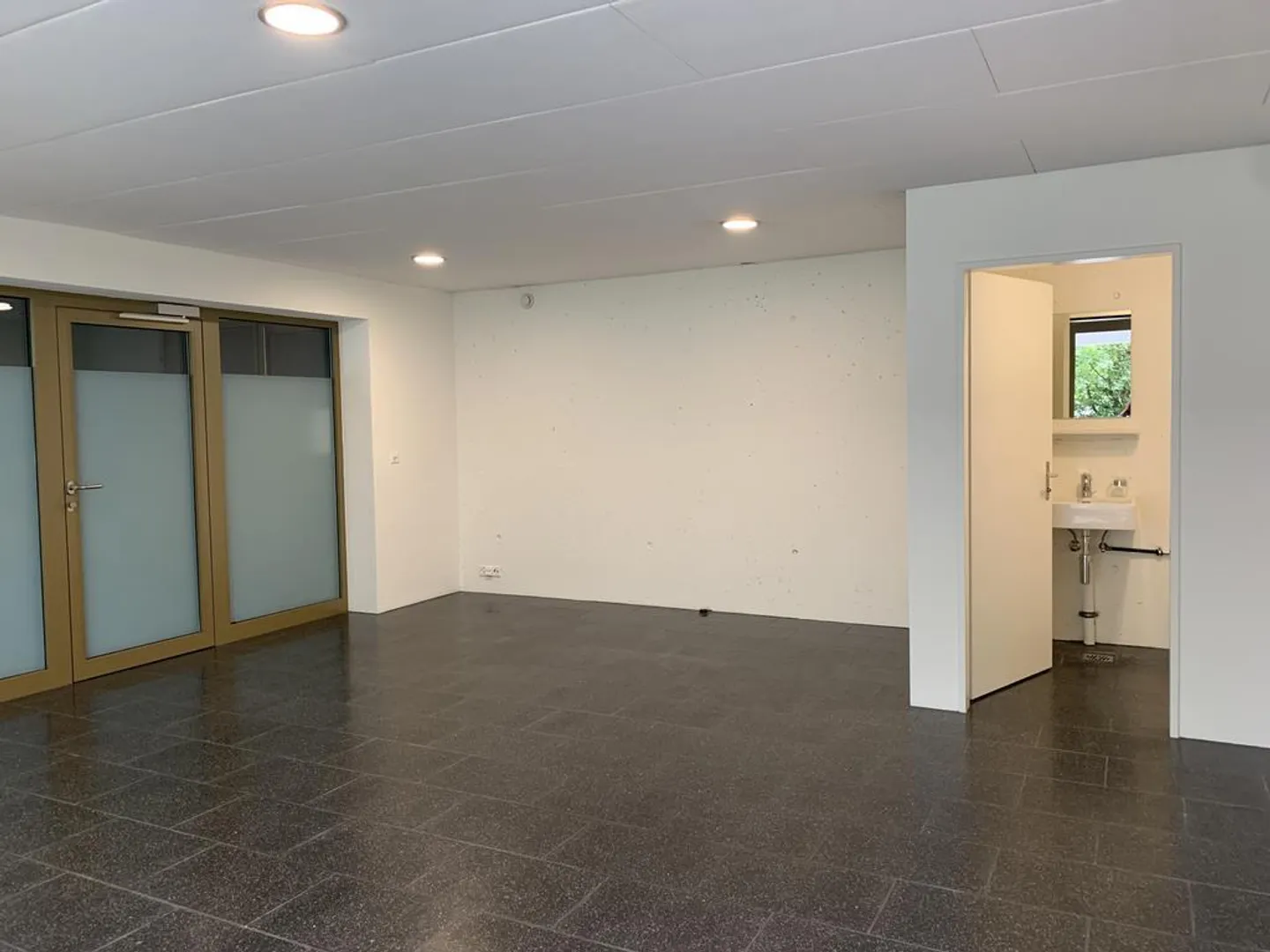 Bureau / Salle de Dispersion avec WC Séparé au Centre de Zug, 35 m2 - Photo 1 sur 6