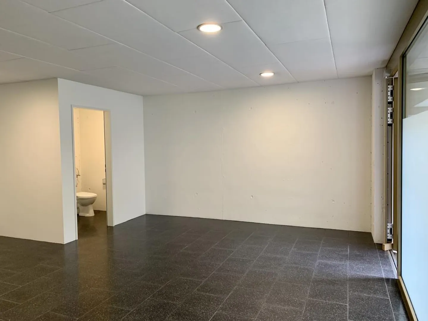 Bureau / Salle de Dispersion avec WC Séparé au Centre de Zug, 35 m2 - Photo 3 sur 6